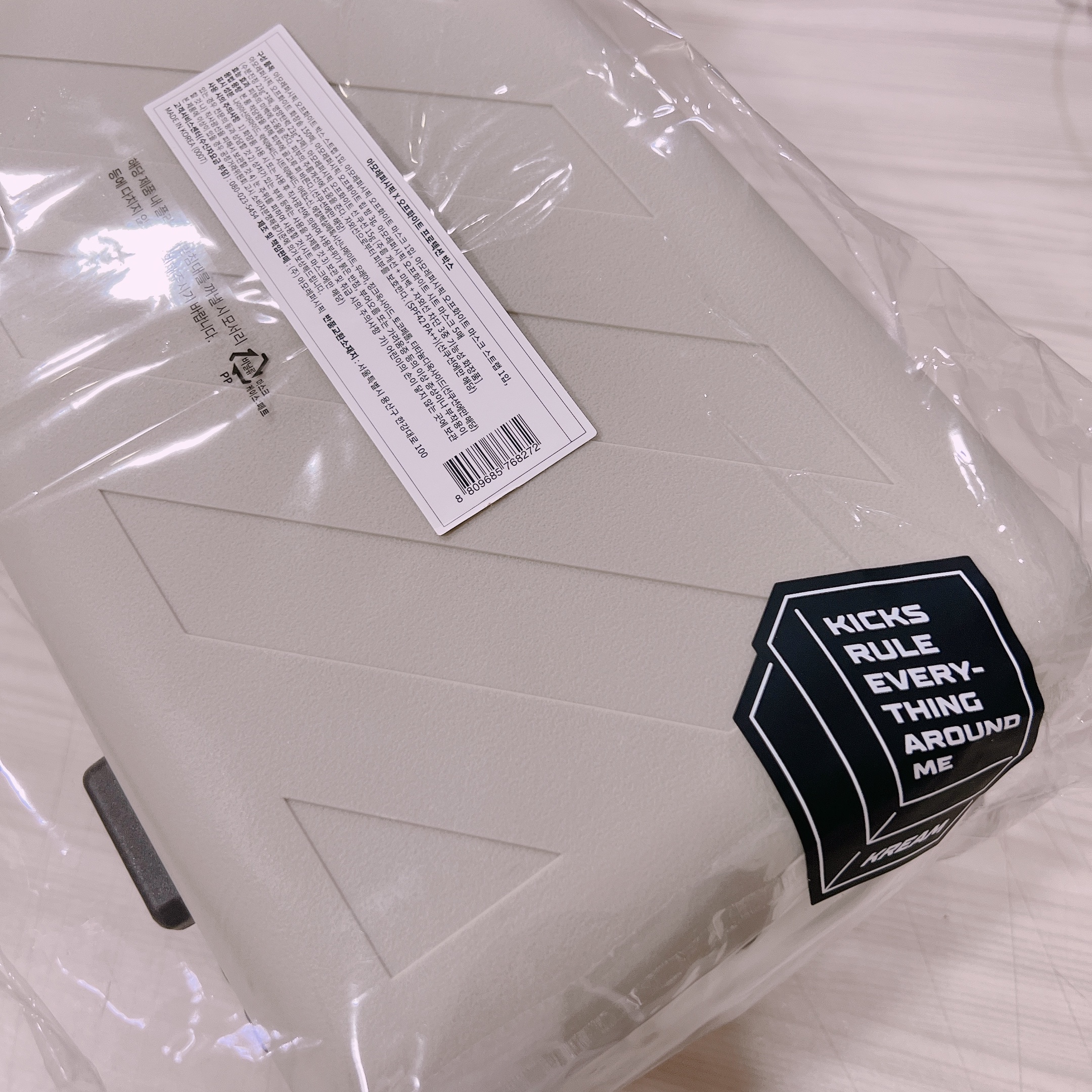 Off-White x Amore Pacific Protection Box (Without Cosmetics) 착용 스타일 - 4