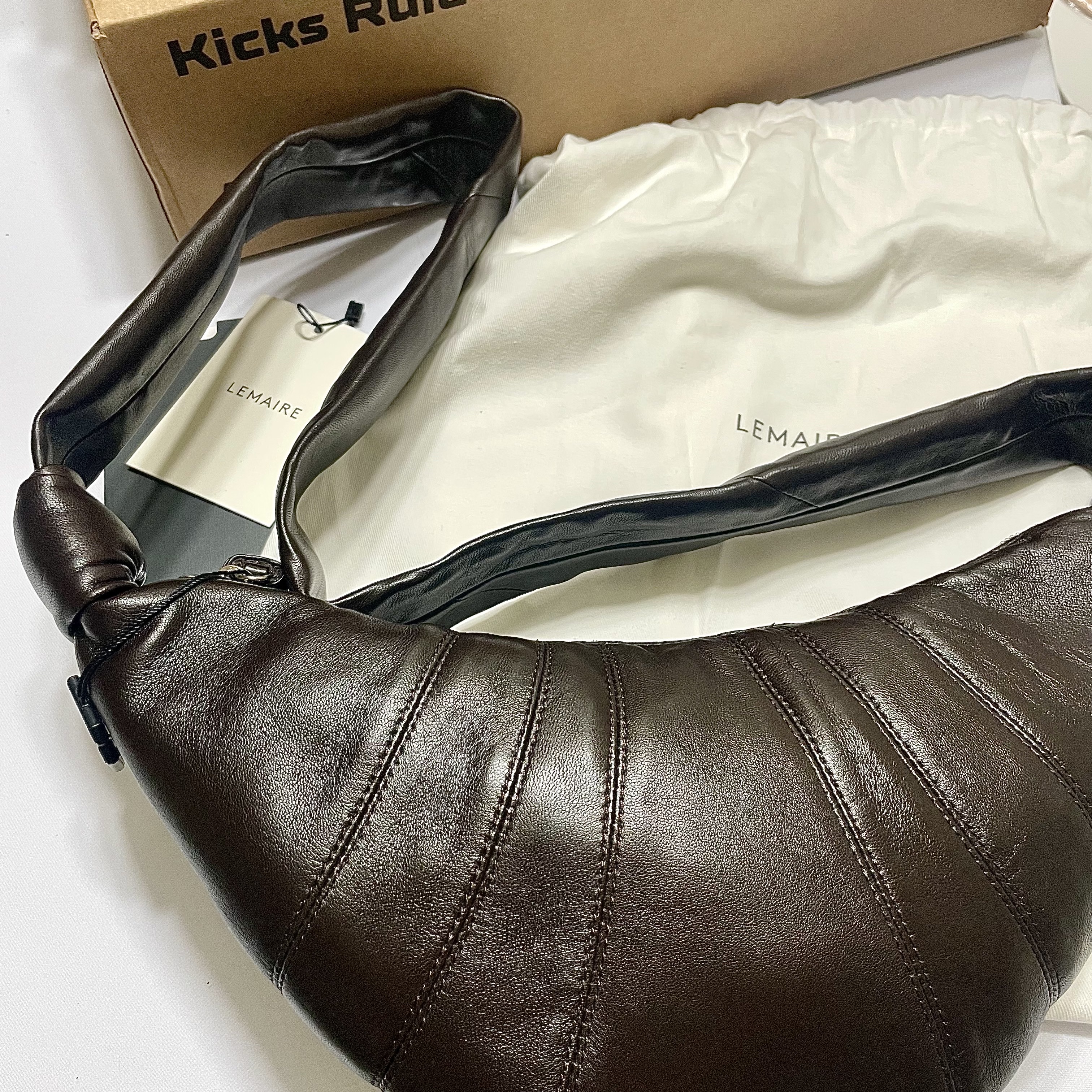 Lemaire Small Croissant Bag Soft Nappa Leather Dark Chocolate 착용 스타일