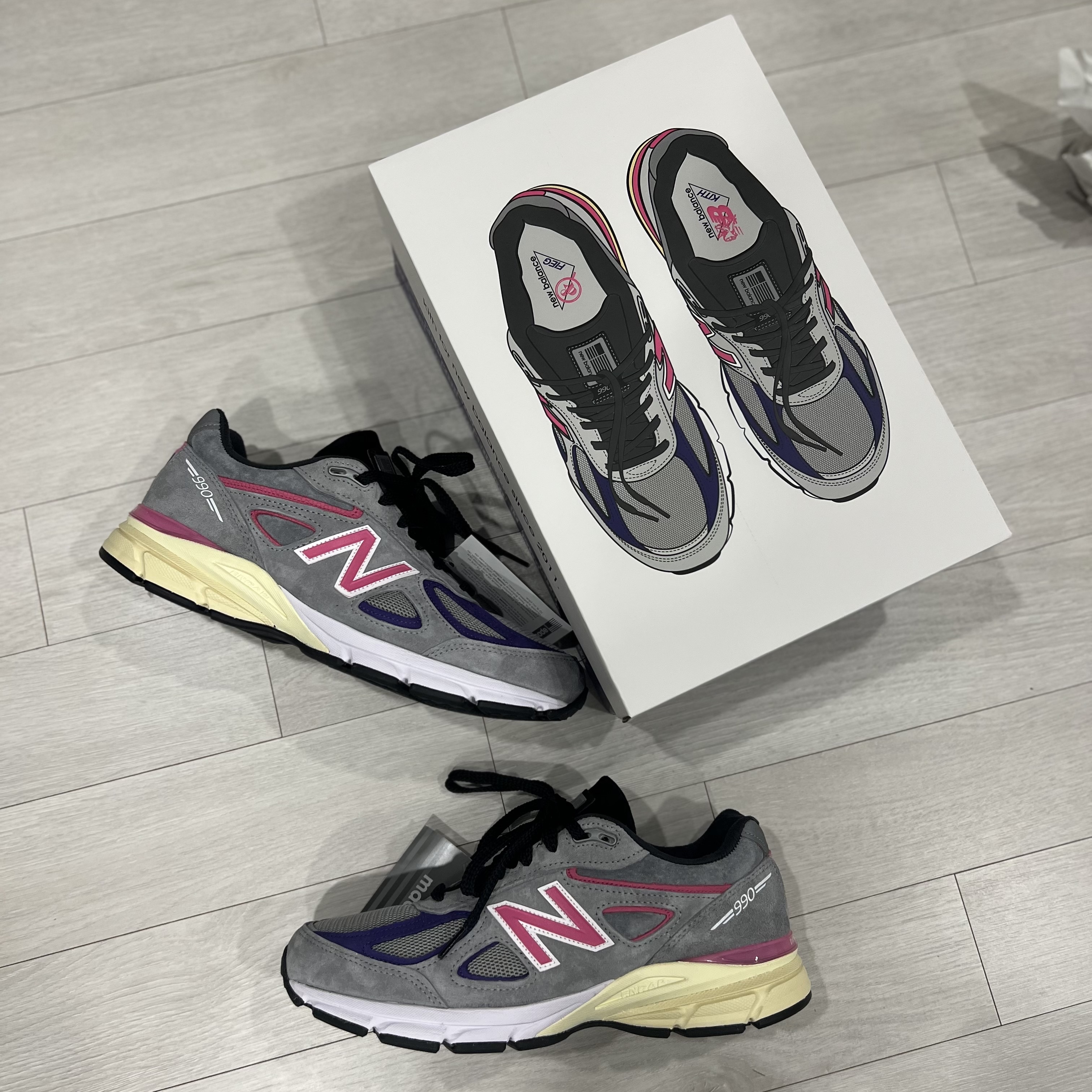 New Balance x Kith x United Arrows & Sons 990v4 Made in USA Grey Pink 착용 스타일 - 2