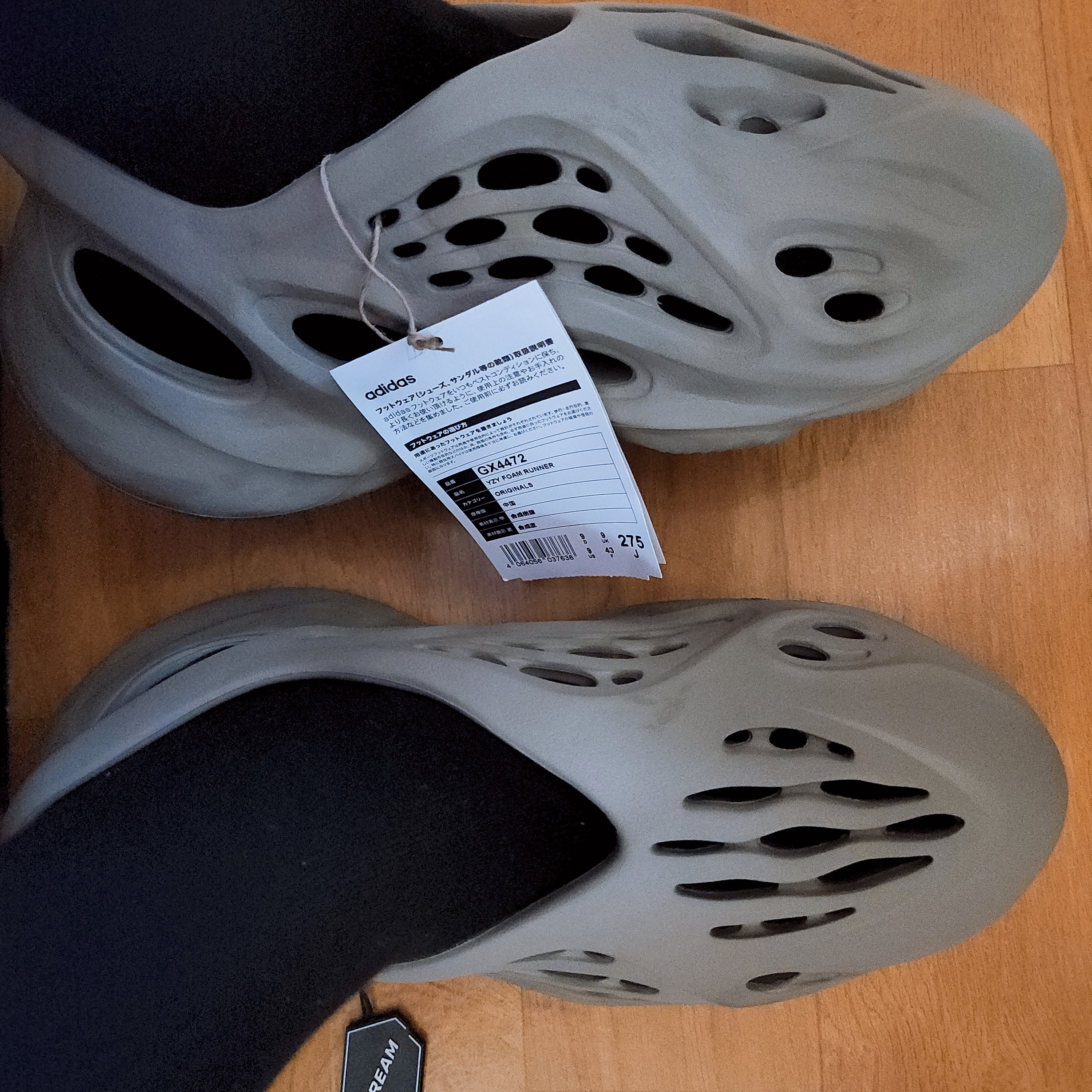 Adidas Yeezy Foam RNNR Stone Sage 착용 스타일 - 3