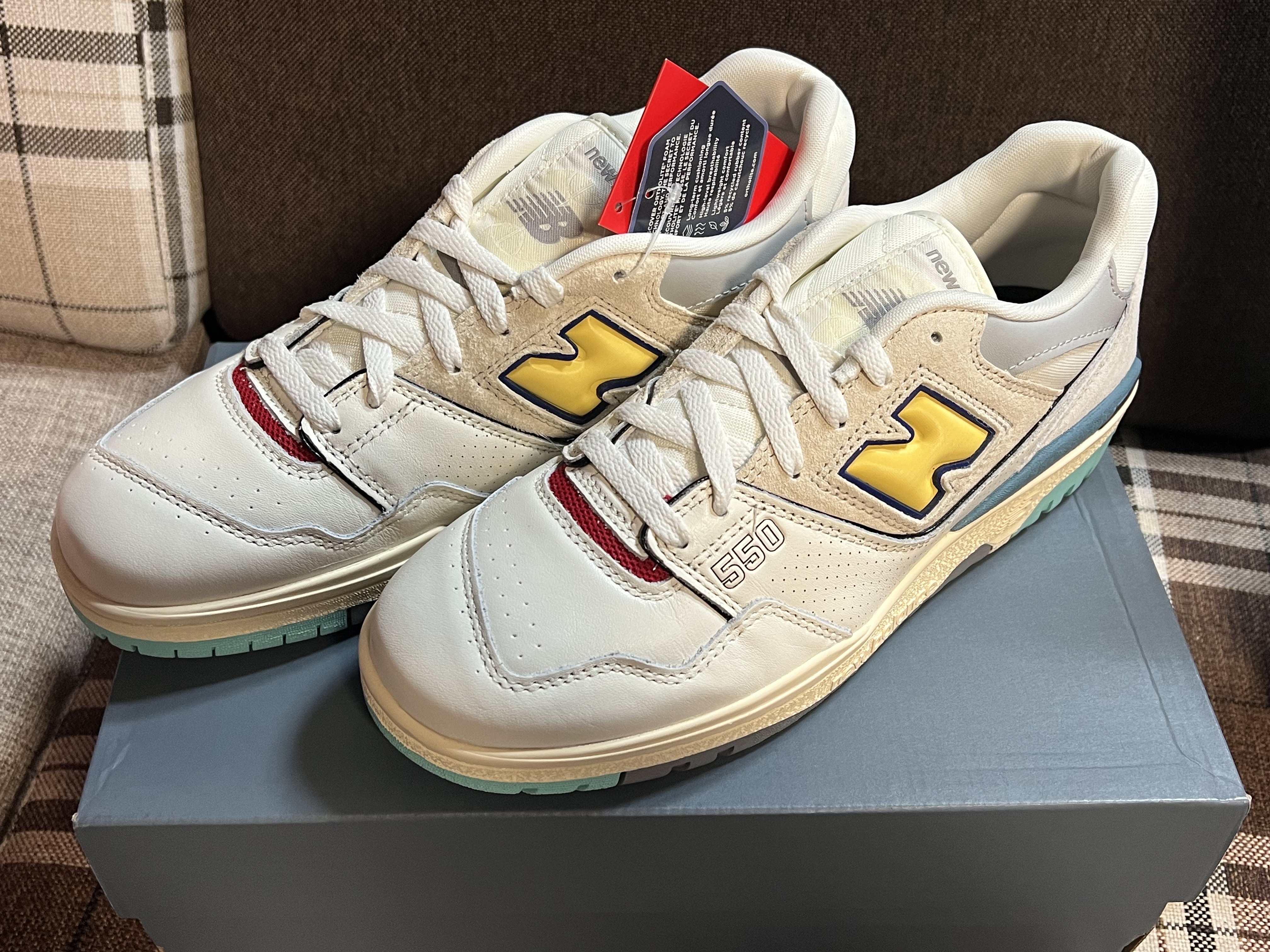 New Balance 550 Sea Salt Yellow - 2E Wide 착용 스타일 - 1