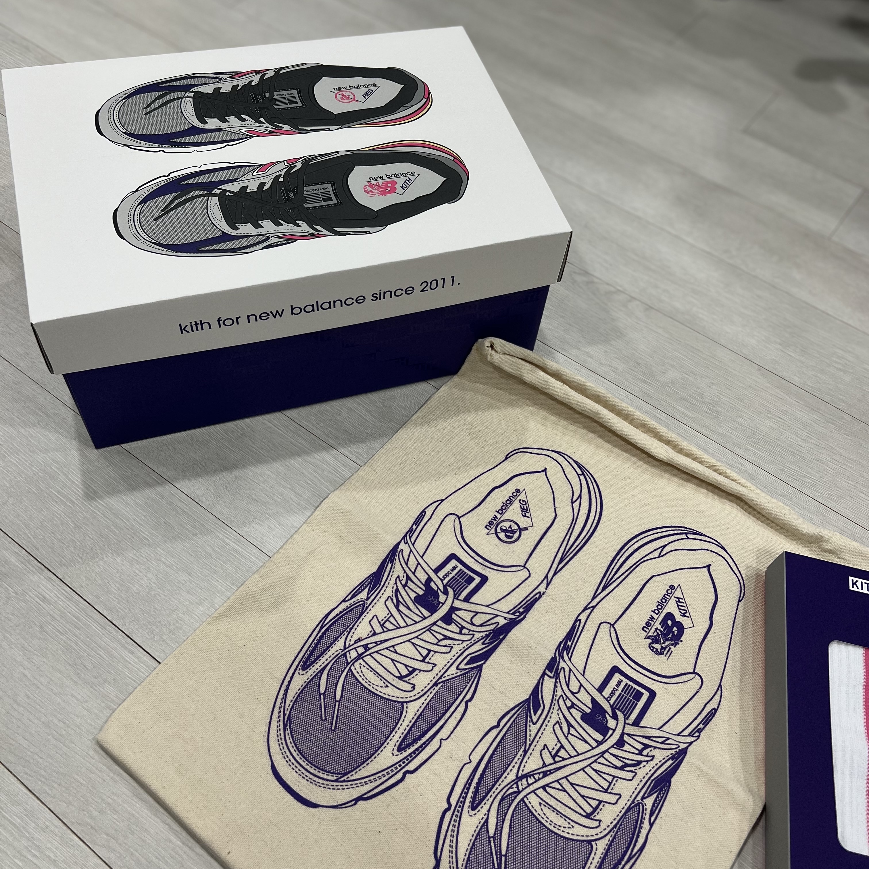 New Balance x Kith x United Arrows & Sons 990v4 Made in USA Grey Pink 착용 스타일 - 3