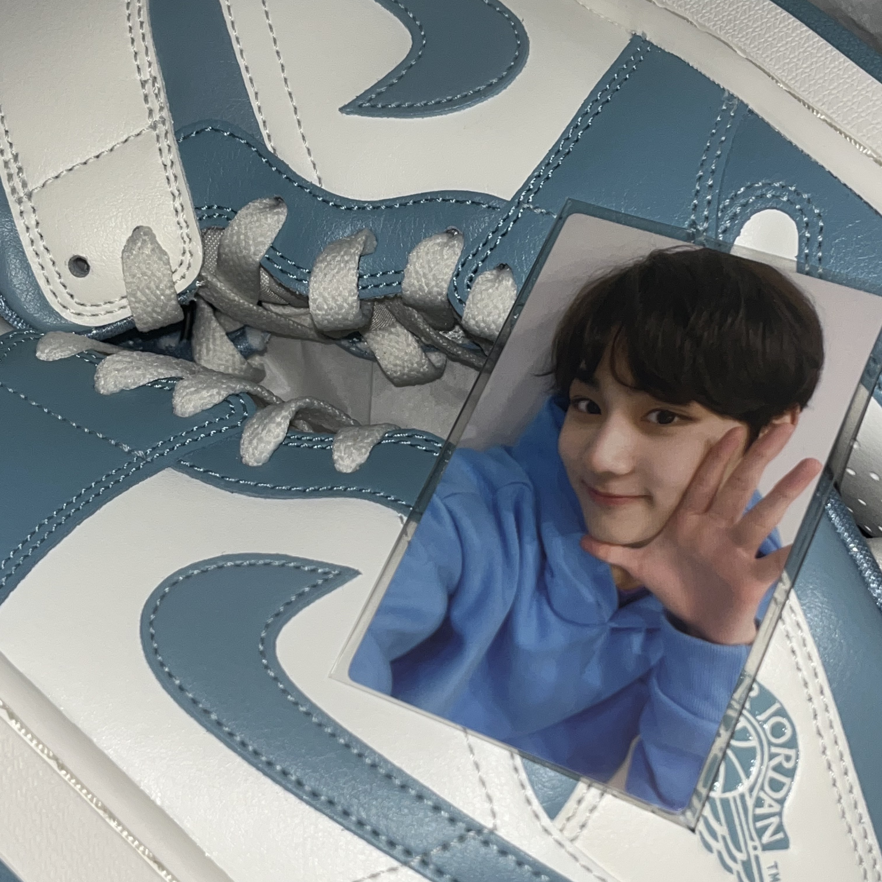 (W) Jordan 1 Mid Sail and Worn Blue 착용 스타일 - 2