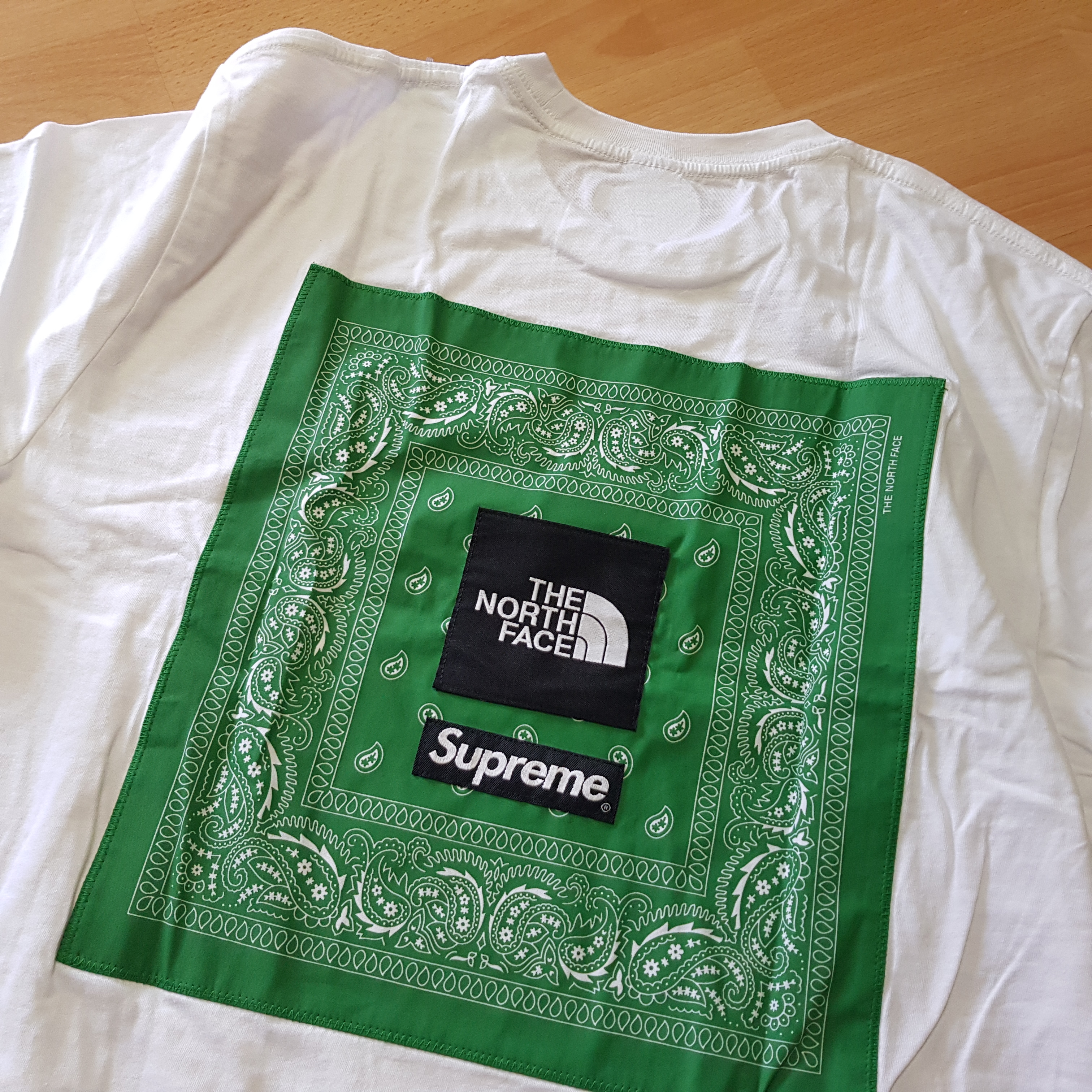 Supreme x The North Face Bandana T-Shirt White - 22SS, Supreme x The North Face Trekking Packable Belted Shorts Dark Green - 22SS 착용 스타일 - 1