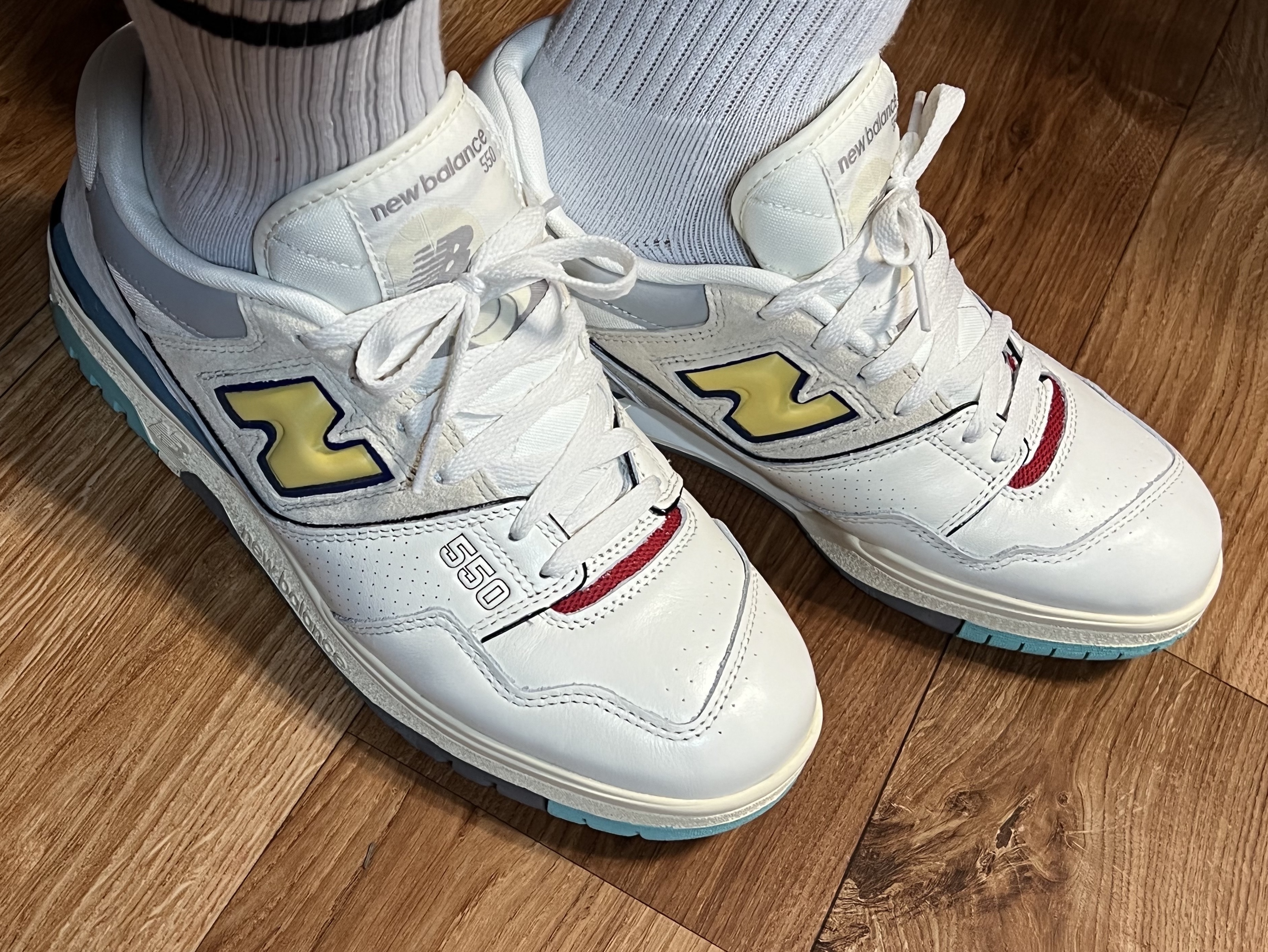 New Balance 550 Sea Salt Yellow - 2E Wide 착용 스타일 - 2