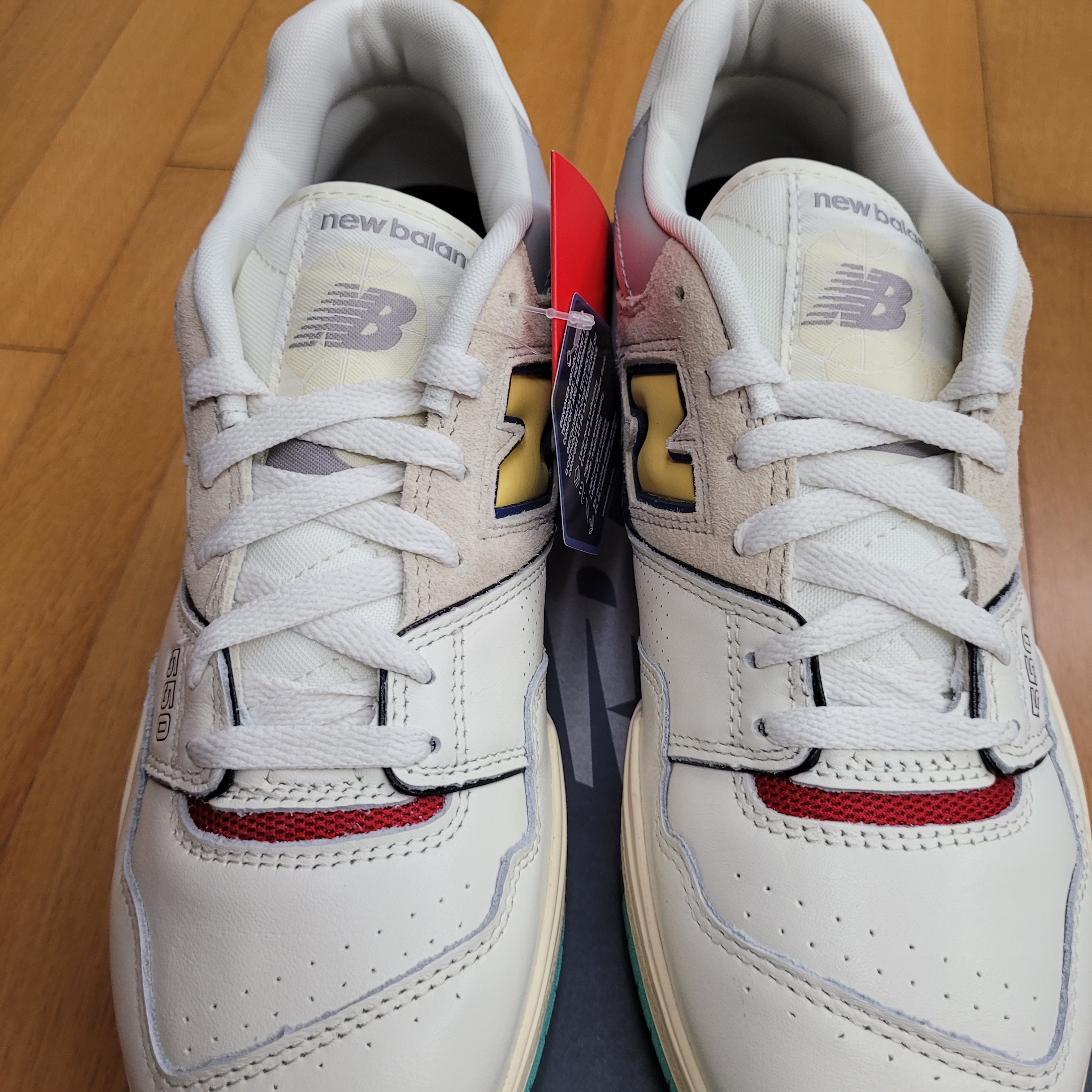 New Balance 550 Sea Salt Yellow - 2E Wide 착용 스타일 - 1