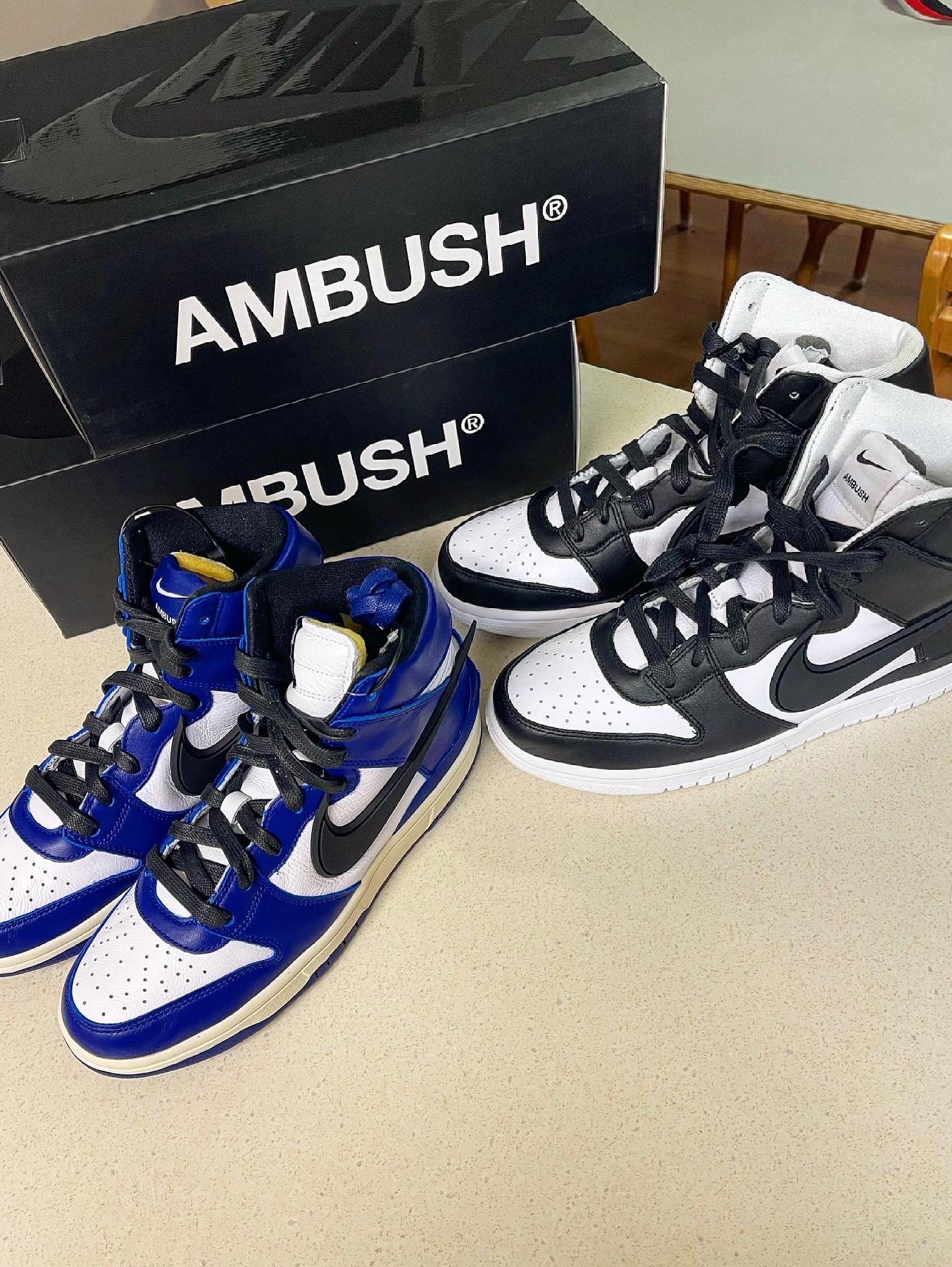 Jordan 1 Retro High OG Black Mocha, Jordan 1 x Travis Scott x Fragment Retro Low OG SP Military Blue 착용 스타일 - 3