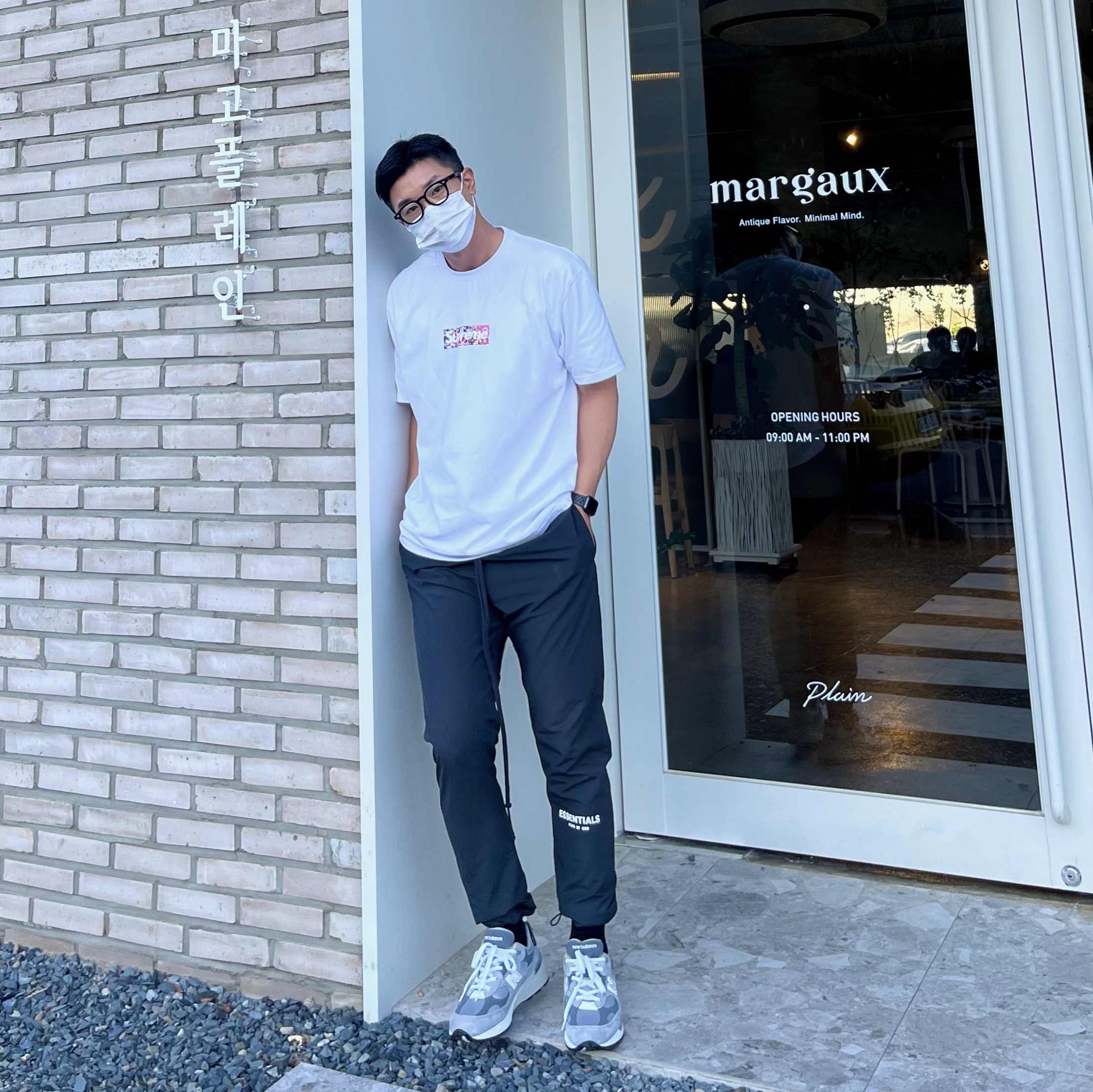 Supreme x Murakami Takashi COVID-19 Relief Box Logo T-Shirt White - 20SS, Essentials Track Pants Navy/Dark Navy - Ssense Exclusive 착용 스타일