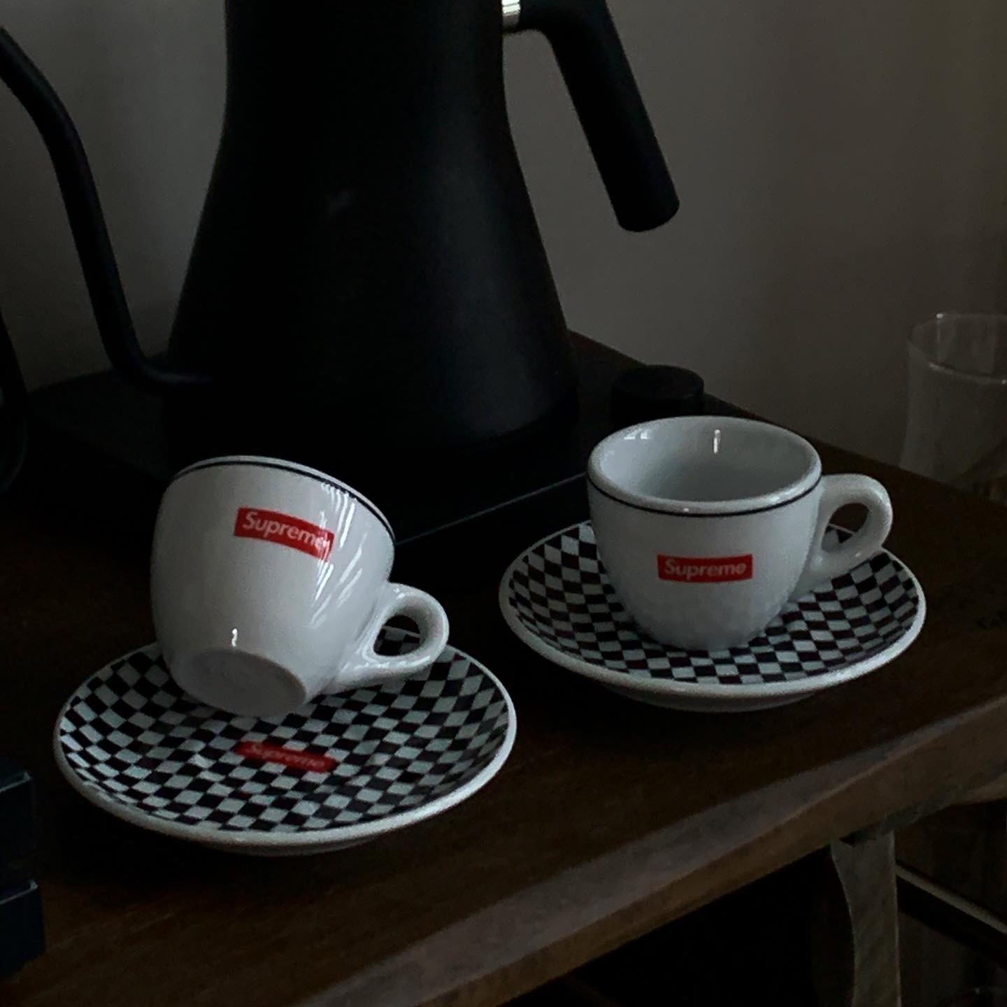 Supreme x IPA Porcellane Aosta Espresso Set Black (Set of 2) 착용 스타일 - 3