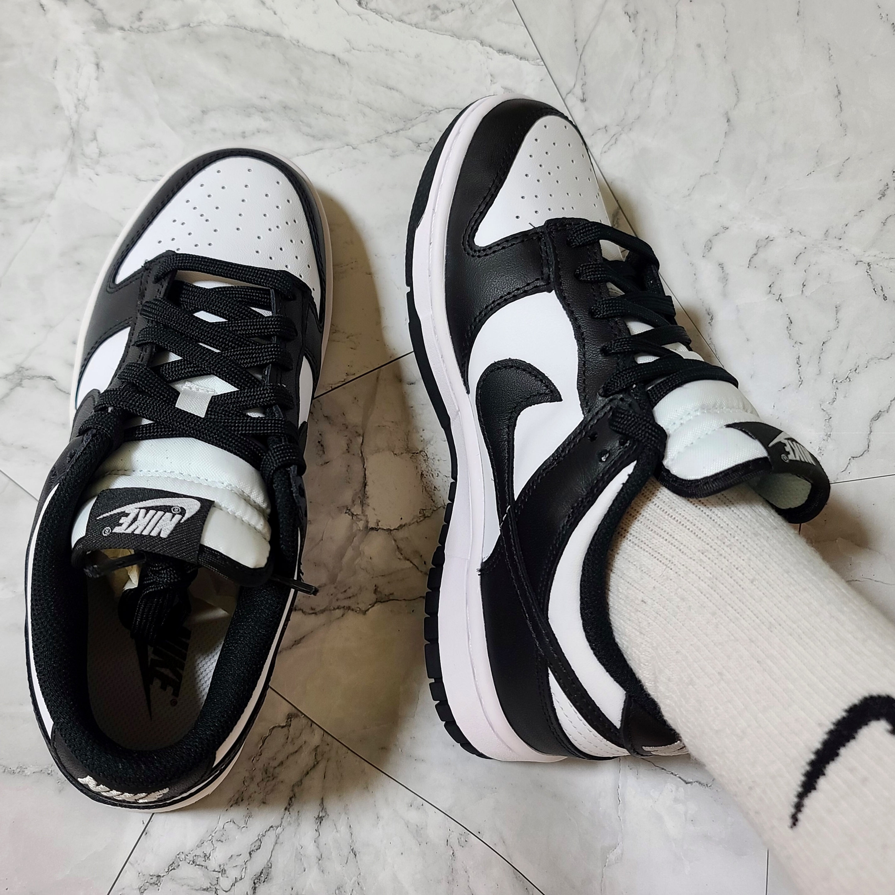(W) Nike Dunk Low Black 착용 스타일 - 1