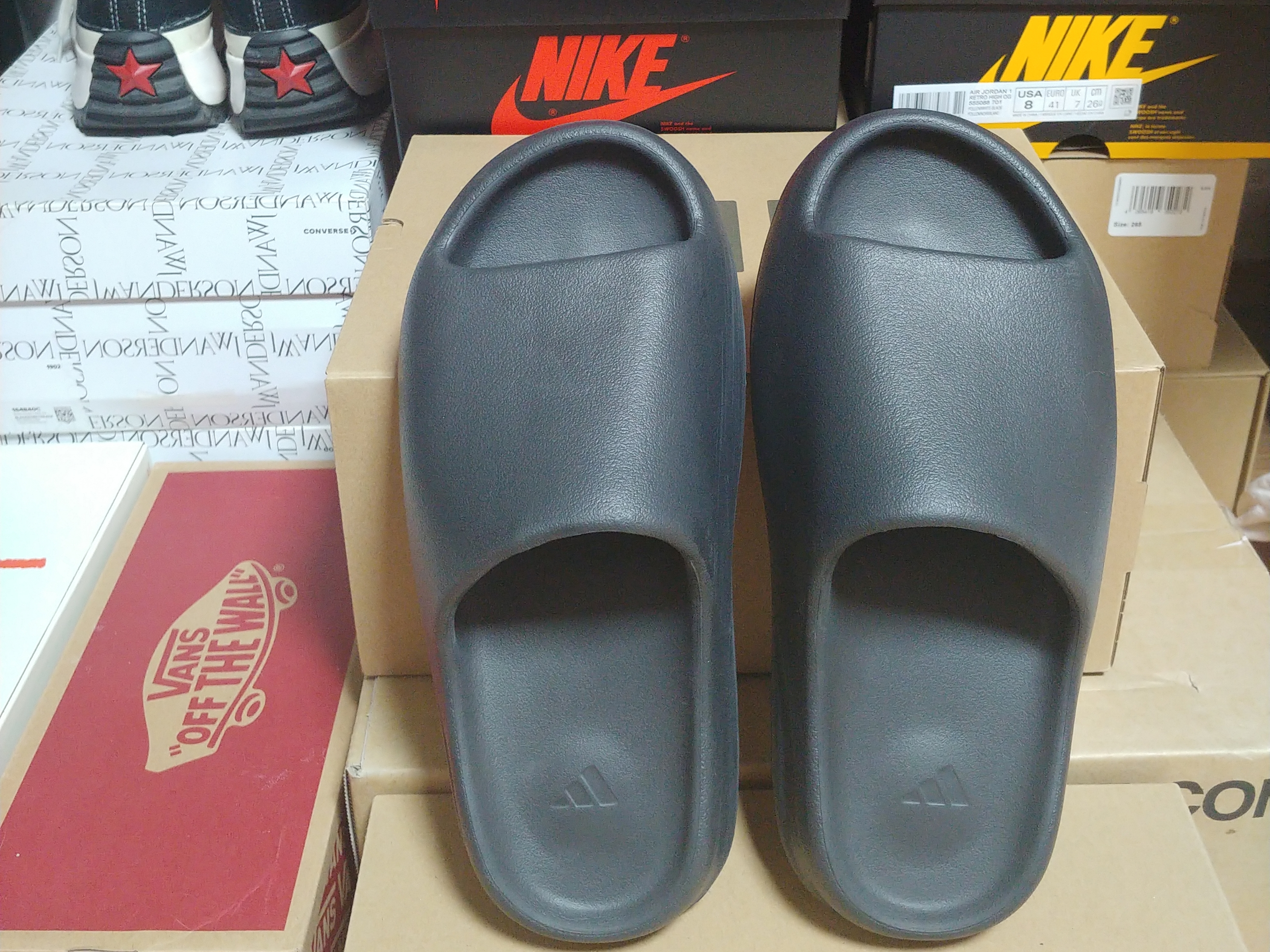 Adidas Yeezy Slide Onyx 착용 스타일 - 2