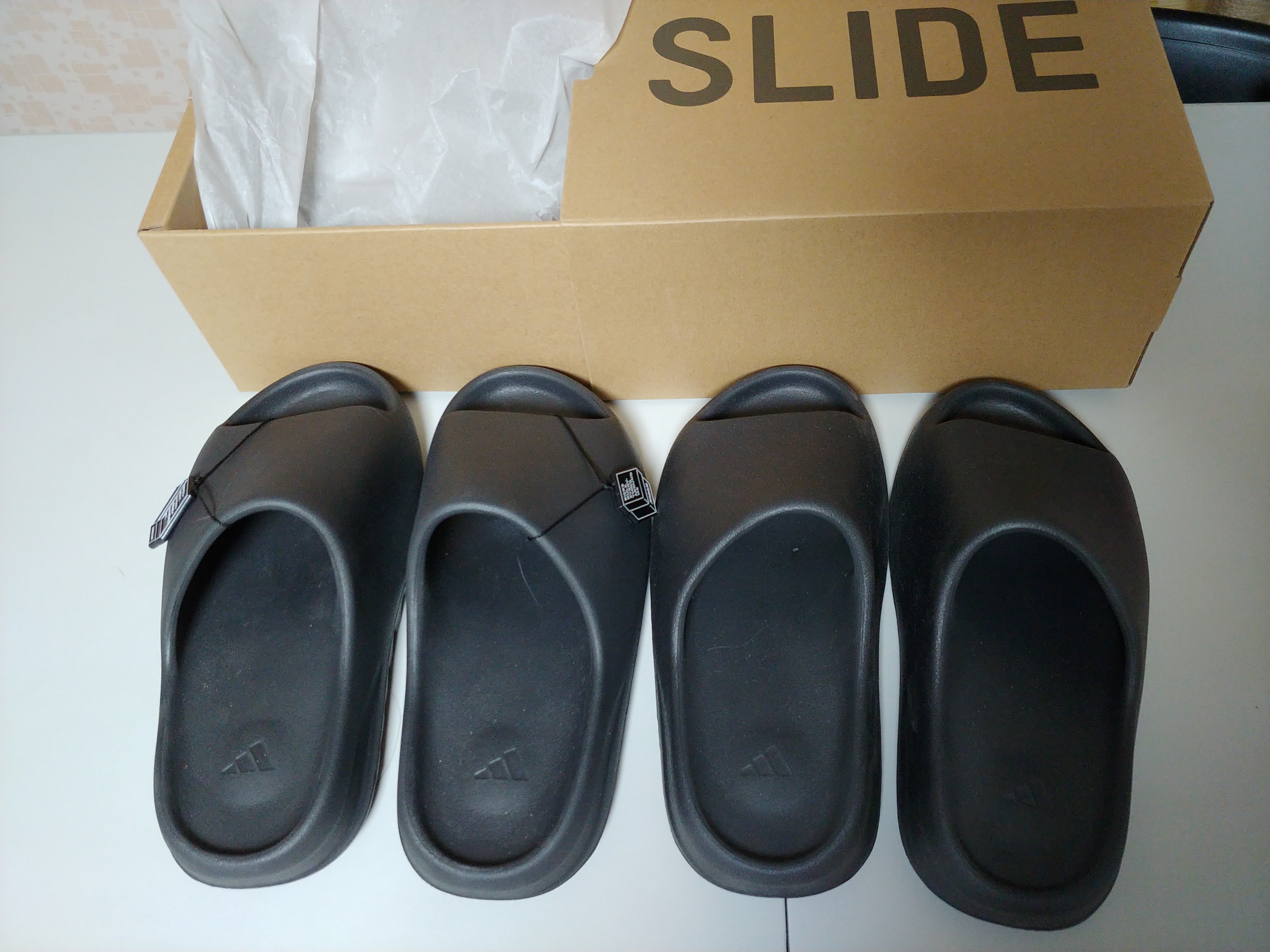 Adidas Yeezy Slide Onyx 착용 스타일 - 1