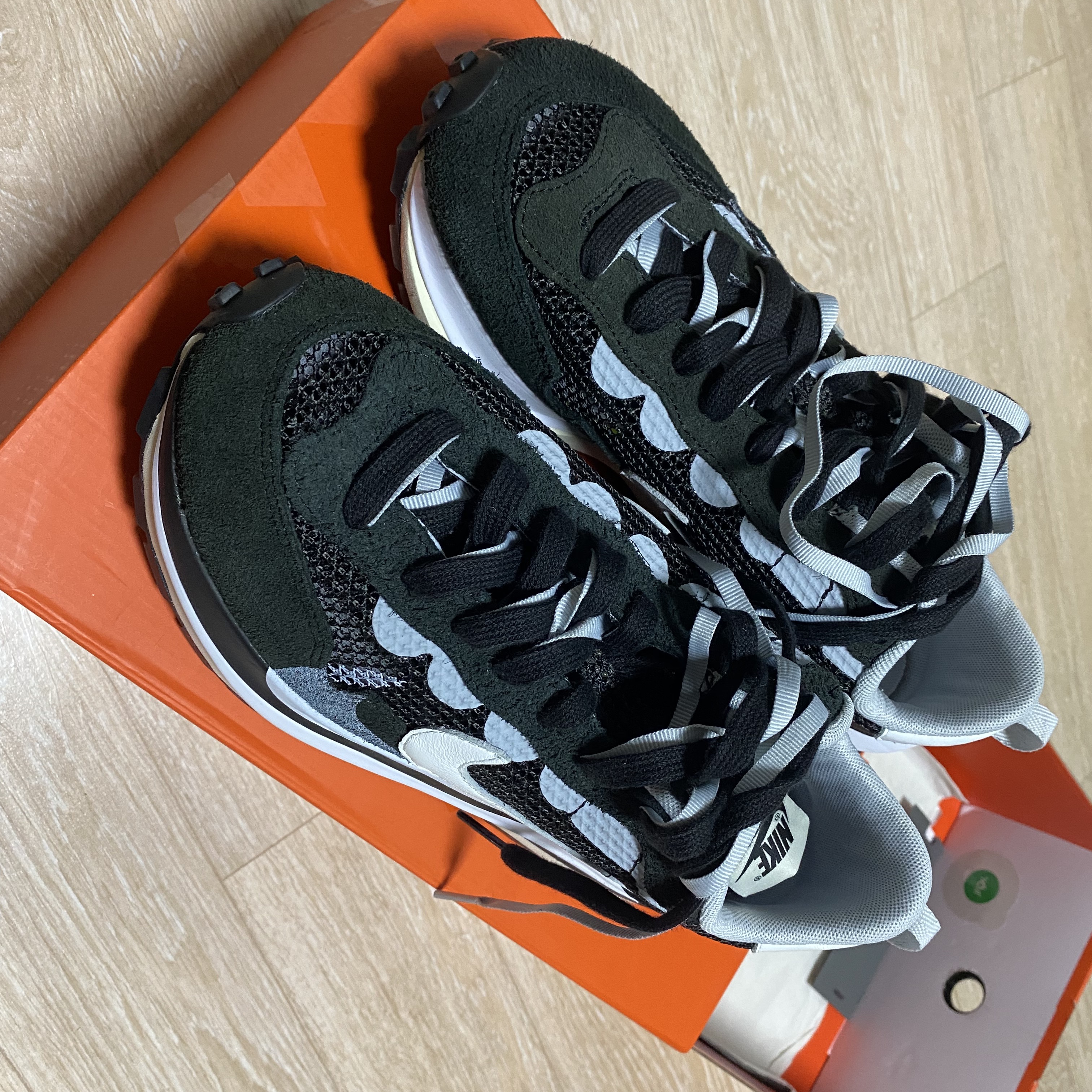 Nike x Sacai VaporWaffle Black White, Nike x Sacai VaporWaffle Tour Yellow & Gorge Green Sail 착용 스타일 - 2