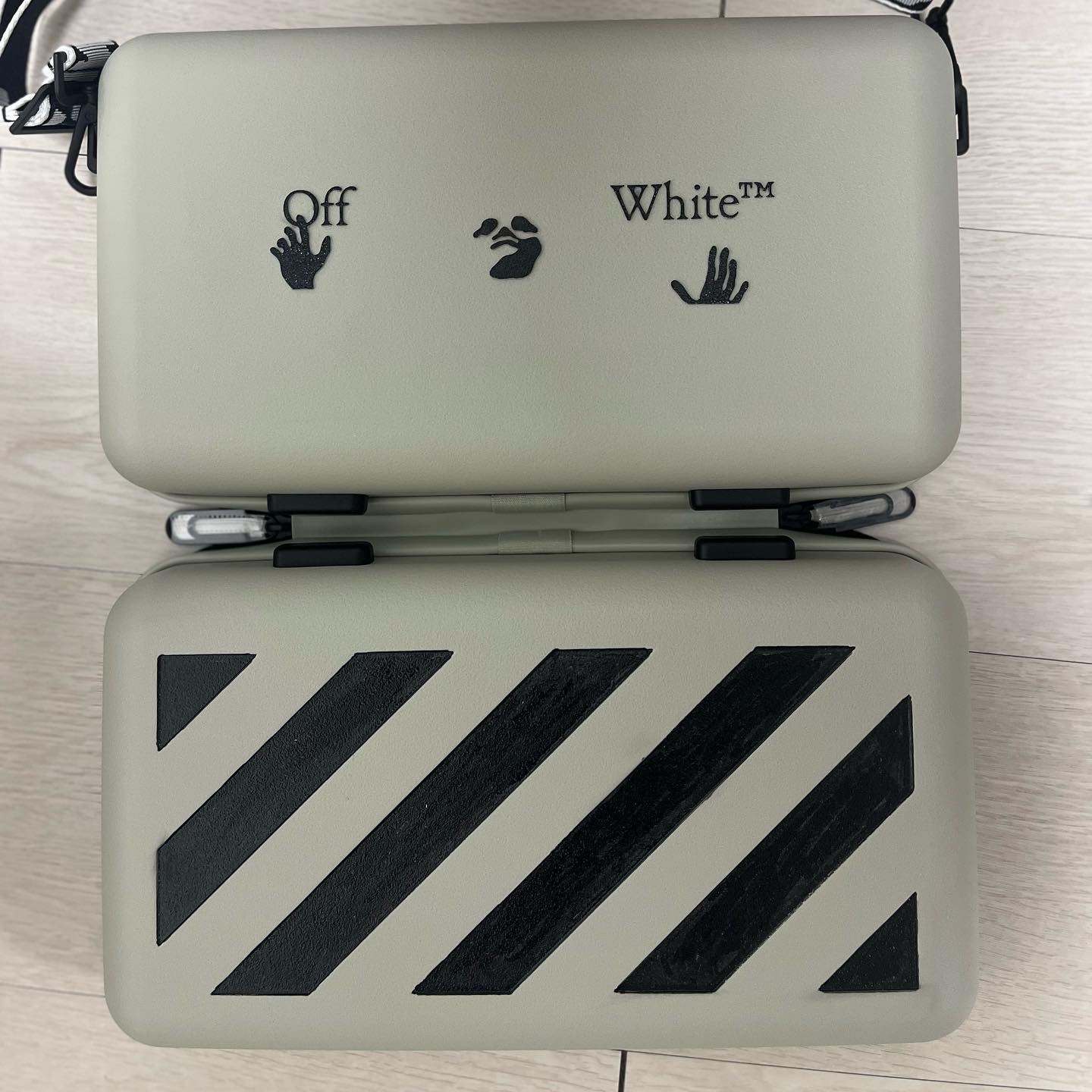 Off-White x Amore Pacific Protection Box (Without Cosmetics) 착용 스타일
