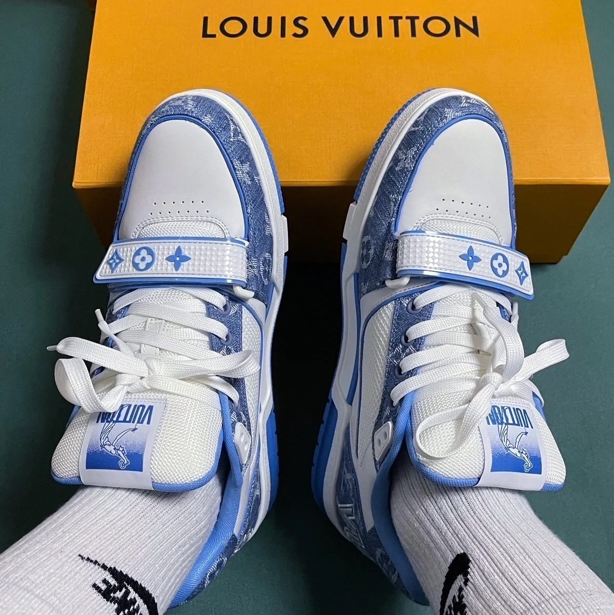 Louis Vuitton Velcro Strap LV Trainer Sneaeker Monogram Denim Marine 착용 스타일 - 1