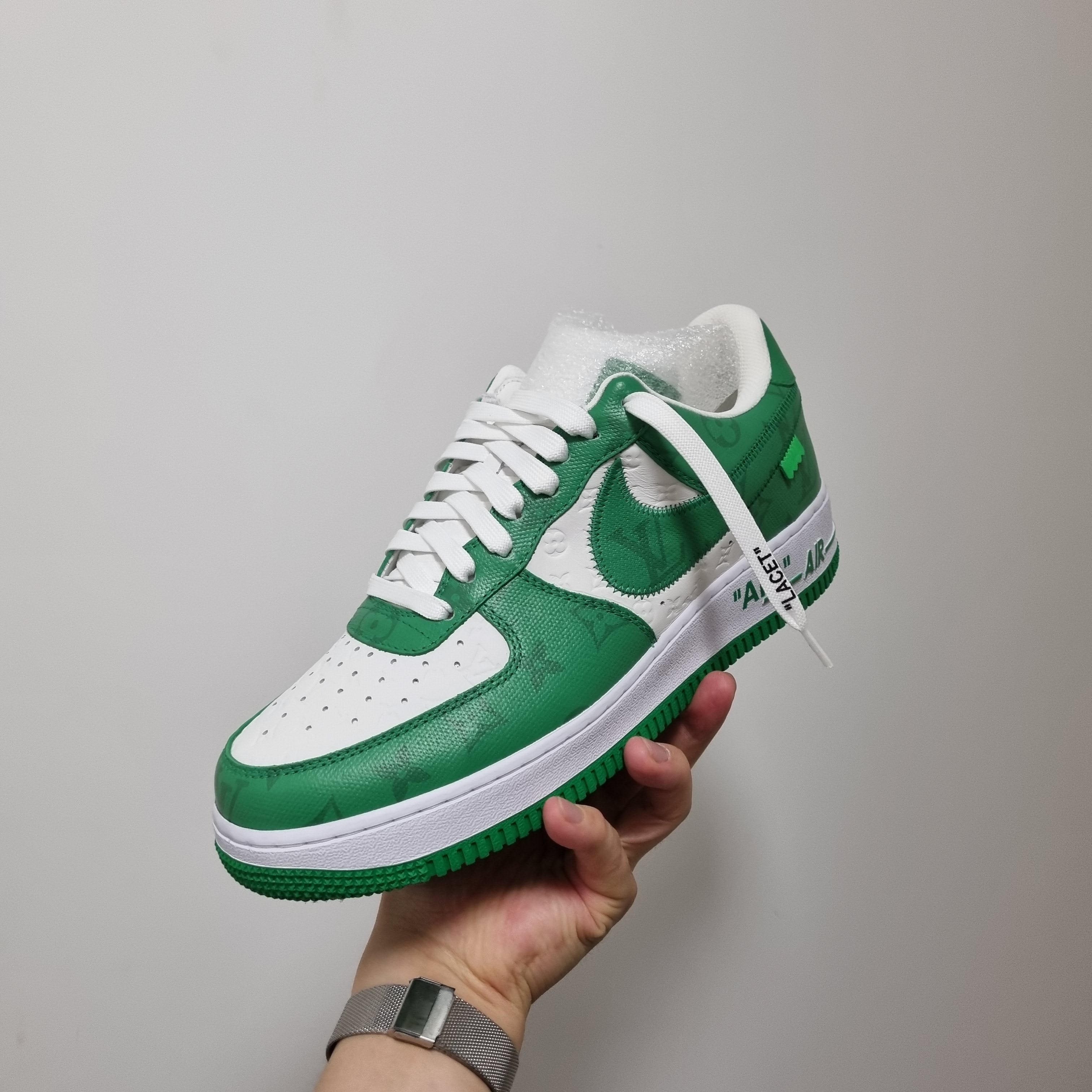 Louis Vuitton x Nike Air Force 1 Low by Virgil Abloh White Gym Green 착용 스타일 - 2