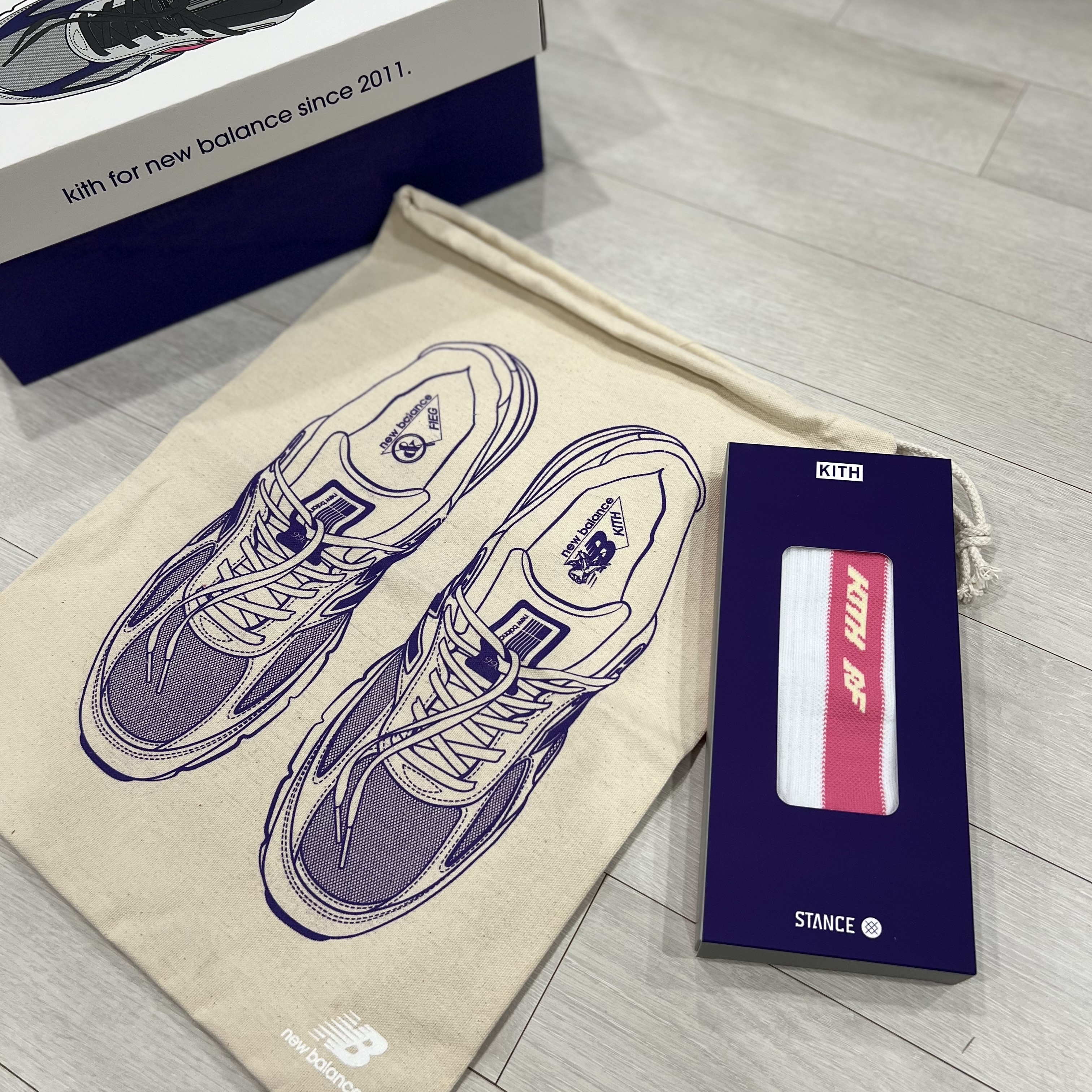 New Balance x Kith x United Arrows & Sons 990v4 Made in USA Grey Pink 착용 스타일 - 4