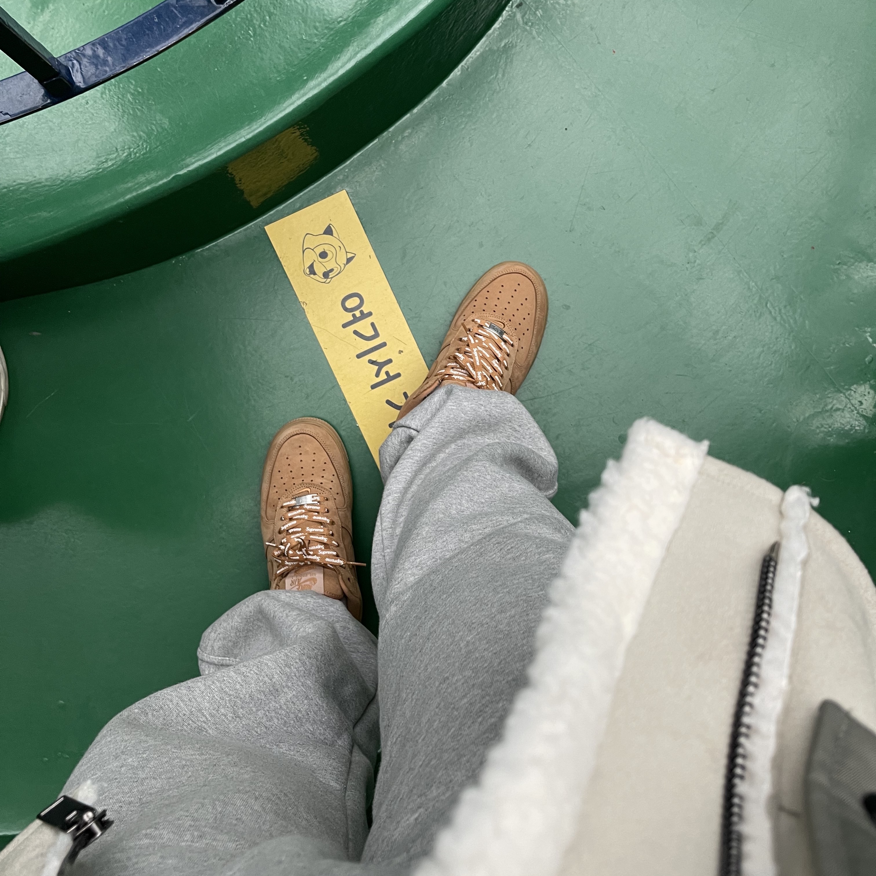 Nike x Supreme Air Force 1 Low Flax 착용 스타일