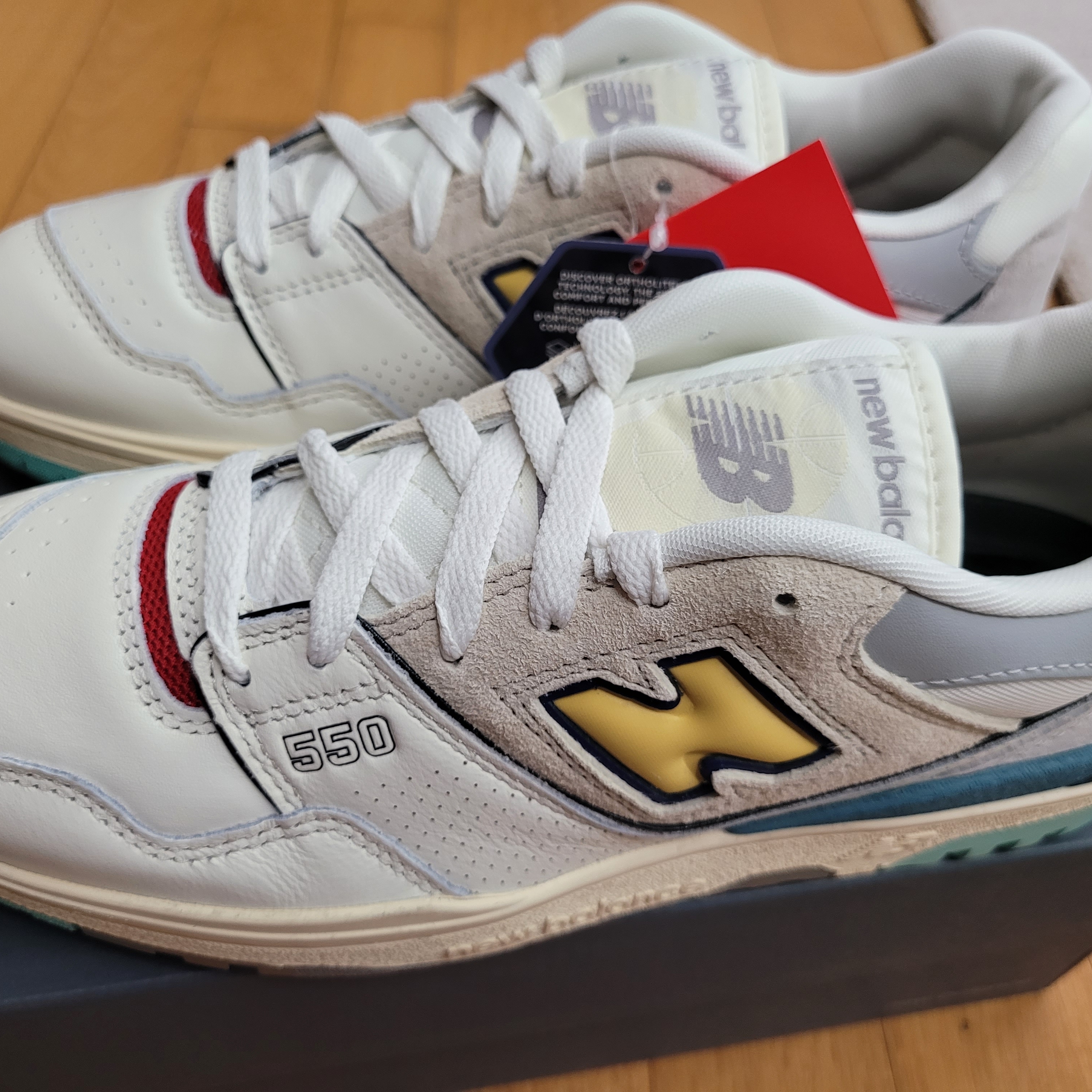 New Balance 550 Sea Salt Yellow - 2E Wide 착용 스타일 - 2