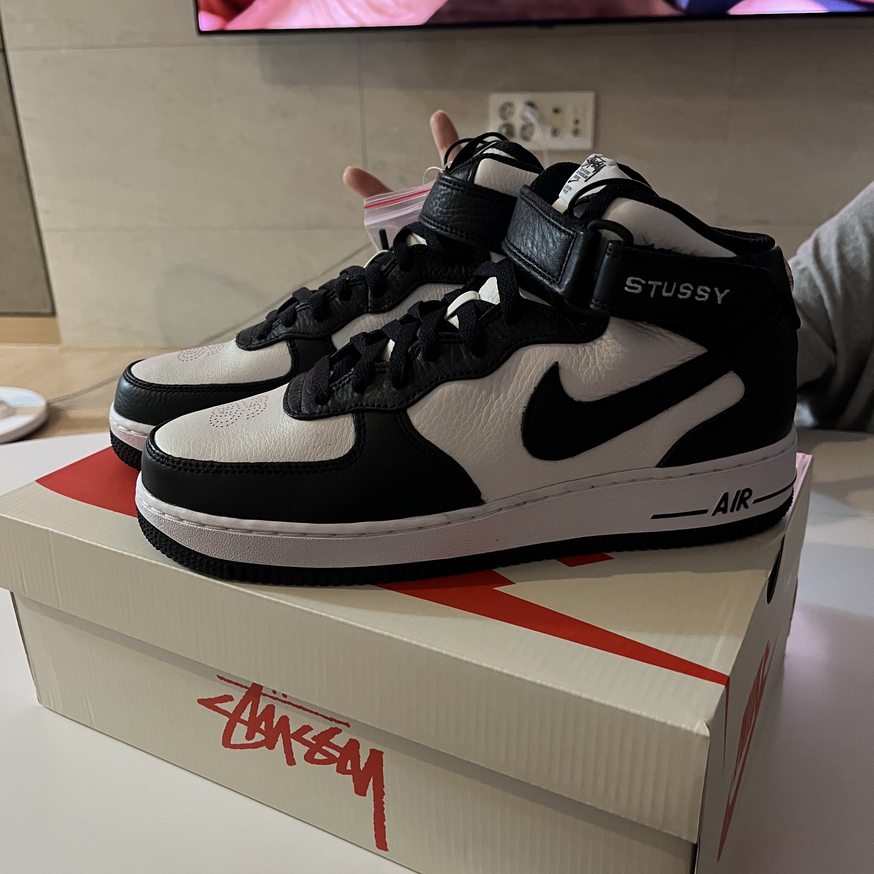 Nike x Stussy Air Force 1 '07 Mid SP Black and Light Bone 착용 스타일