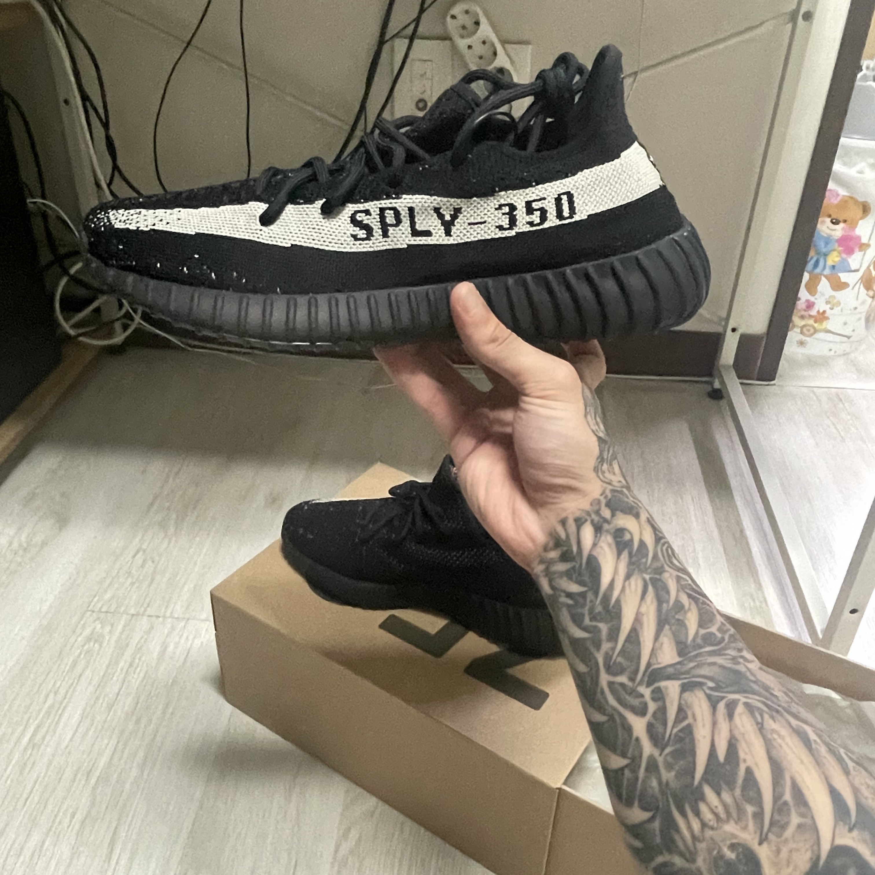 Adidas Yeezy Boost 350 V2 Core Black White 2022 착용 스타일