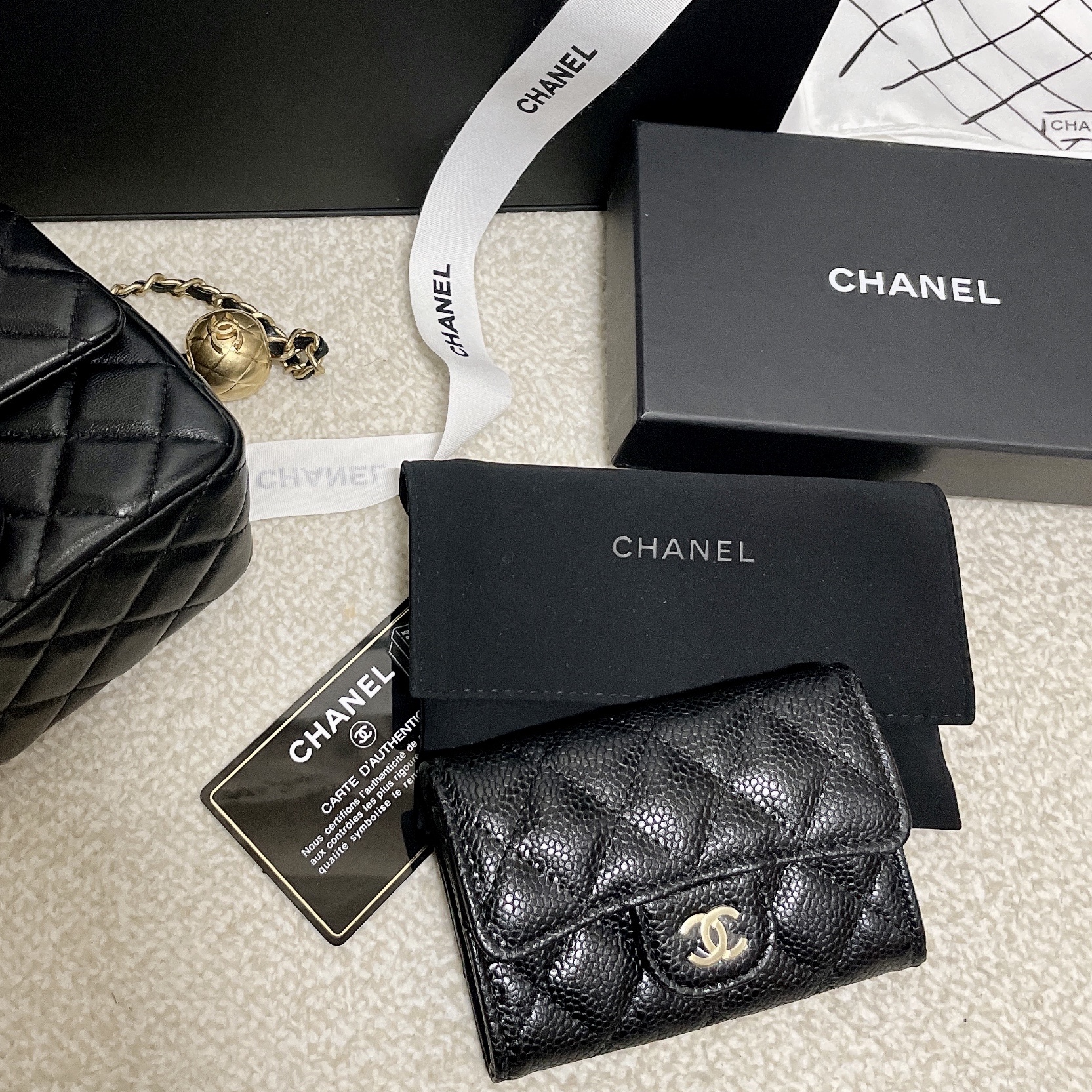Chanel Classic Card Holder Grained Calfskin & Gold Black 착용 스타일
