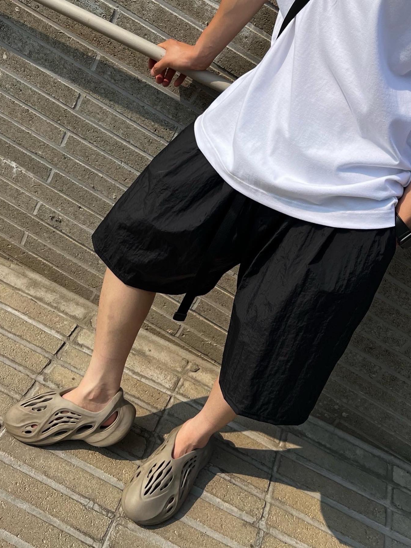 Adidas Yeezy Foam RNNR Stone Sage 착용 스타일 - 3