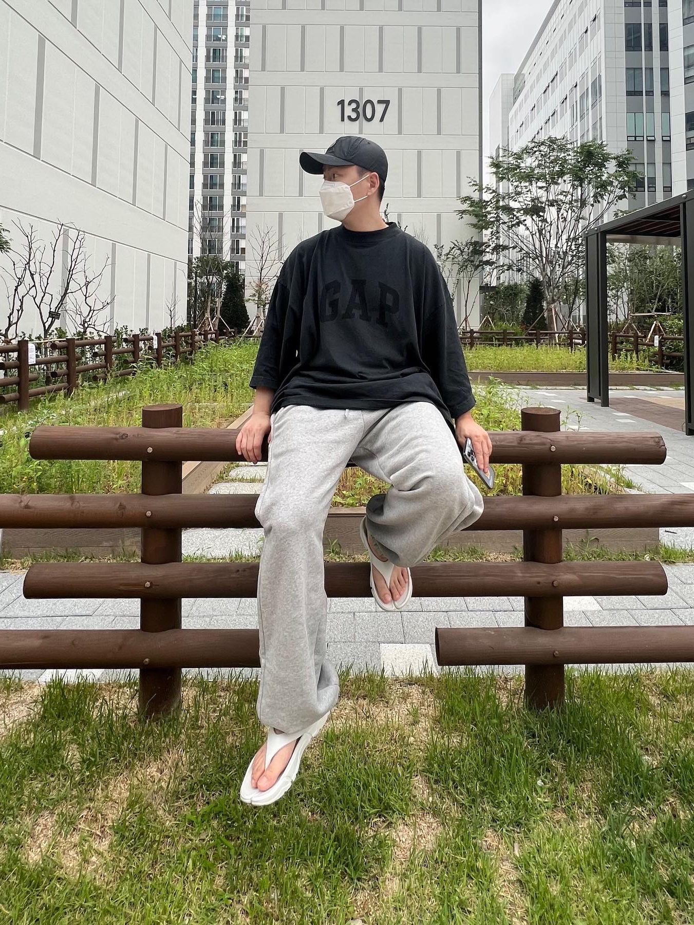 Yeezy Gap Engineered By Balenciaga Dove 3/4 Sleeve T-Shirt Washed Black 착용 스타일
