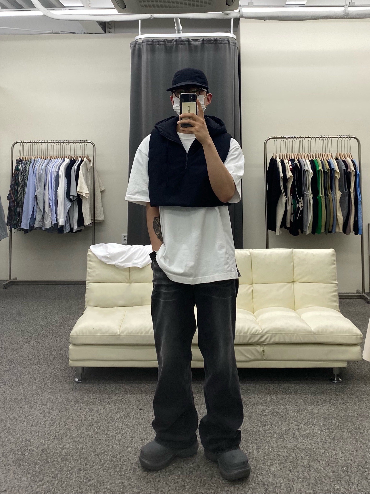 Balenciaga x Crocs Rubber Boot Grey 착용 스타일 - 1