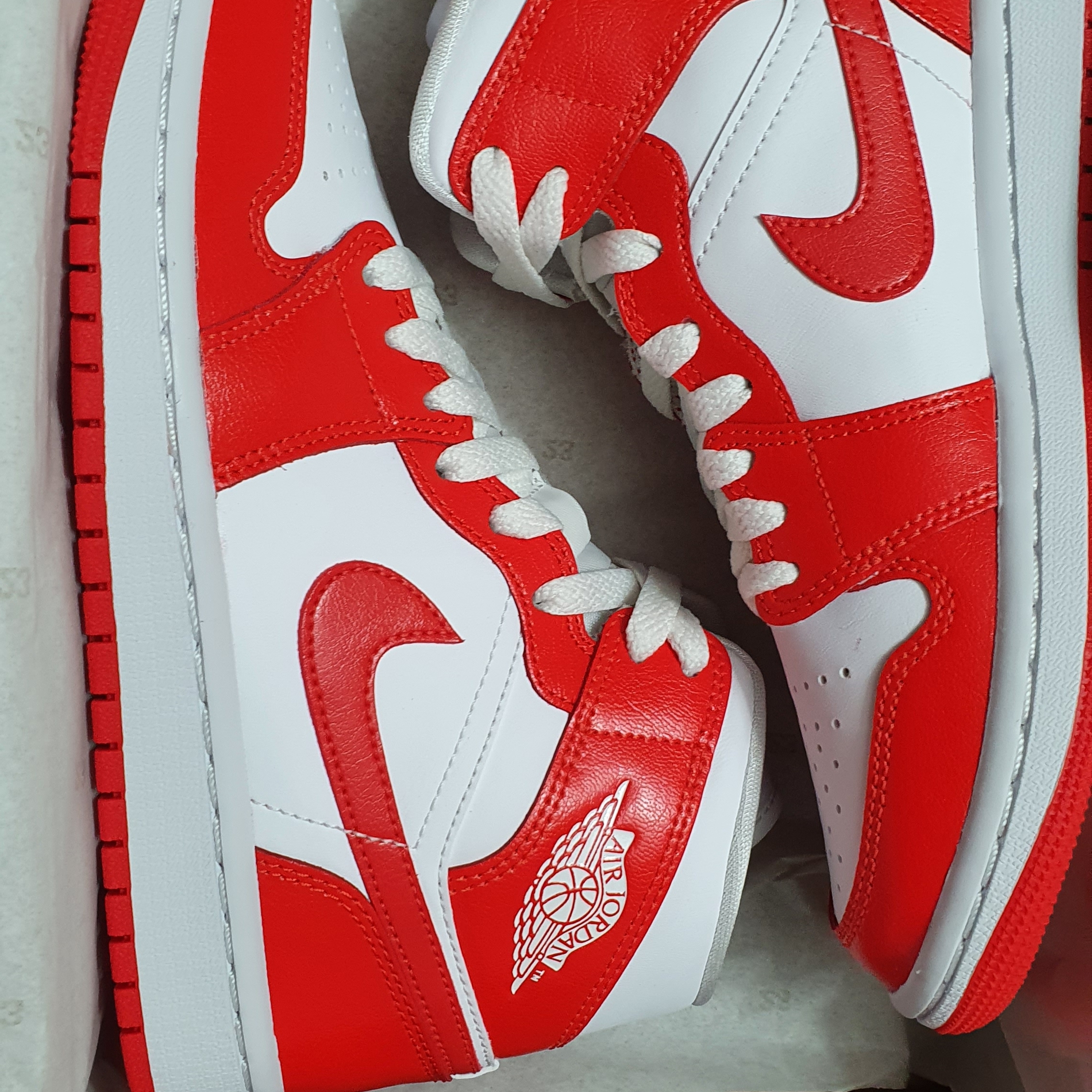 (W) Jordan 1 Mid Habanero Red 착용 스타일
