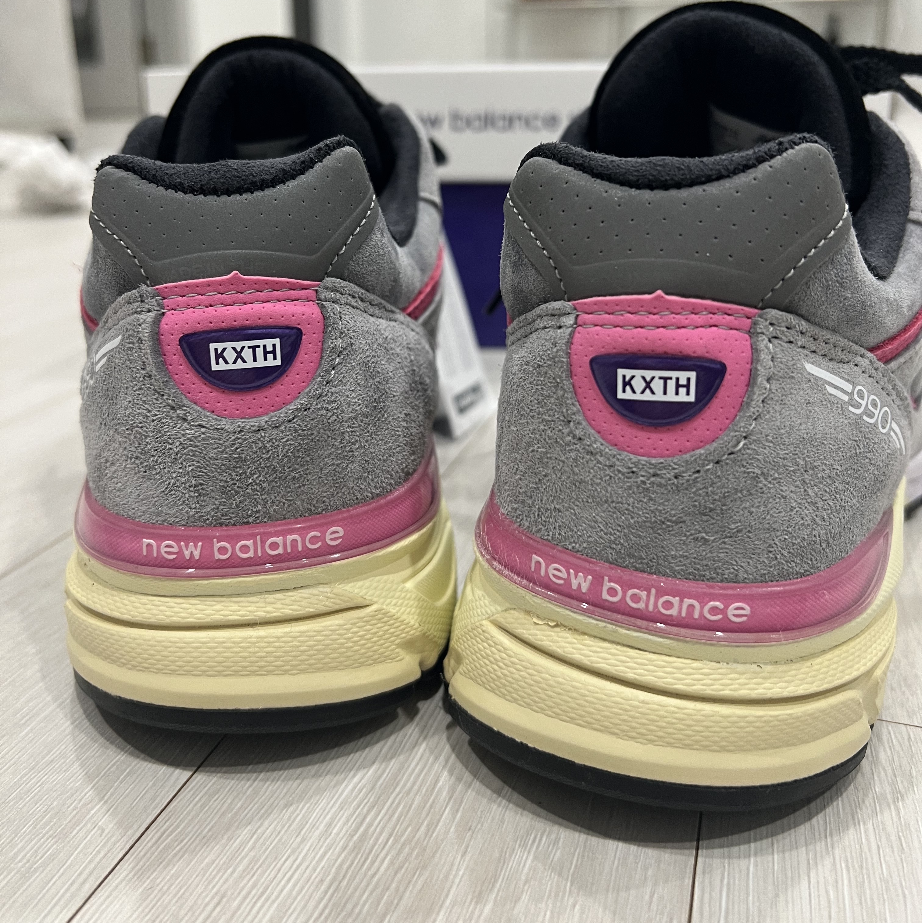 New Balance x Kith x United Arrows & Sons 990v4 Made in USA Grey Pink 착용 스타일 - 5