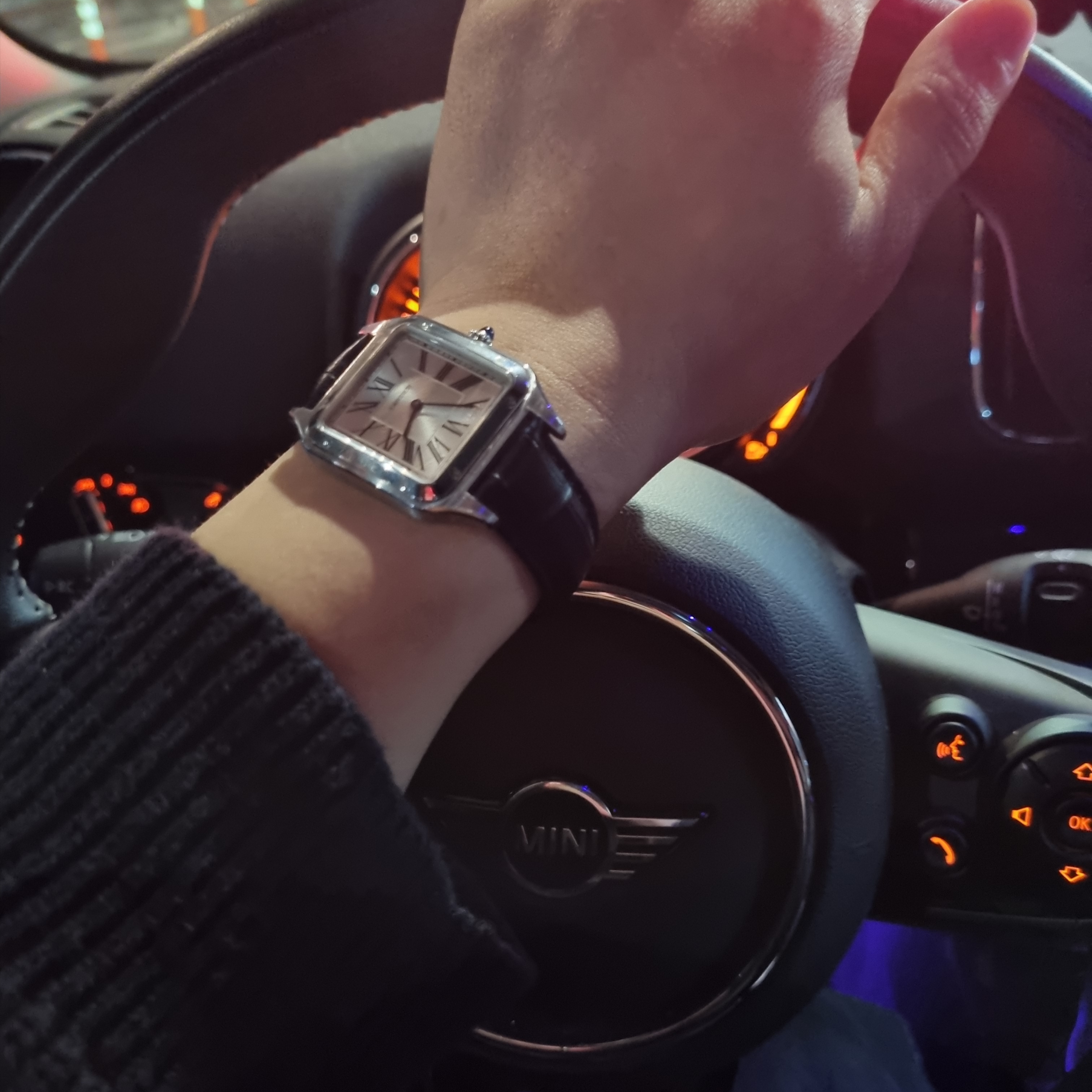 Cartier Santos Dumont Watch Large Quartz Steel Alligator Leather Navy Blue 착용 스타일