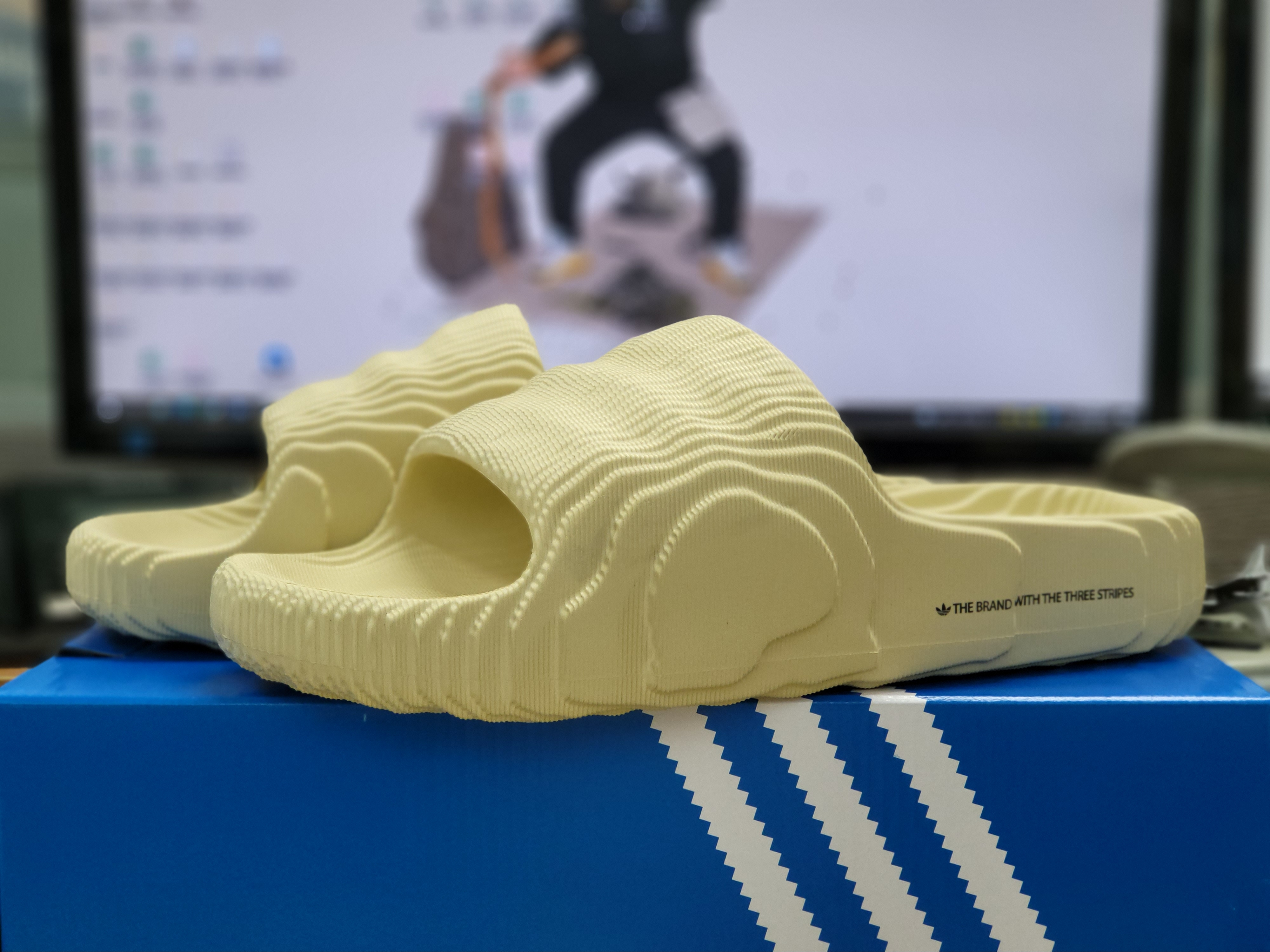 Adidas Adilette 22 Desert Sand 착용 스타일