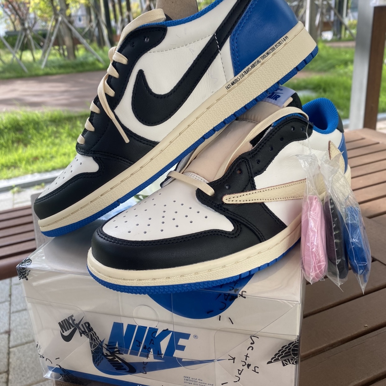 Jordan 1 x Travis Scott x Fragment Retro Low OG SP Military Blue 착용 스타일 - 4