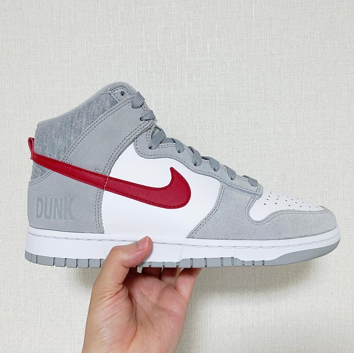 Nike Dunk High Retro SE Athletic Club Light Smoke Grey Gym Red 착용 스타일 - 4