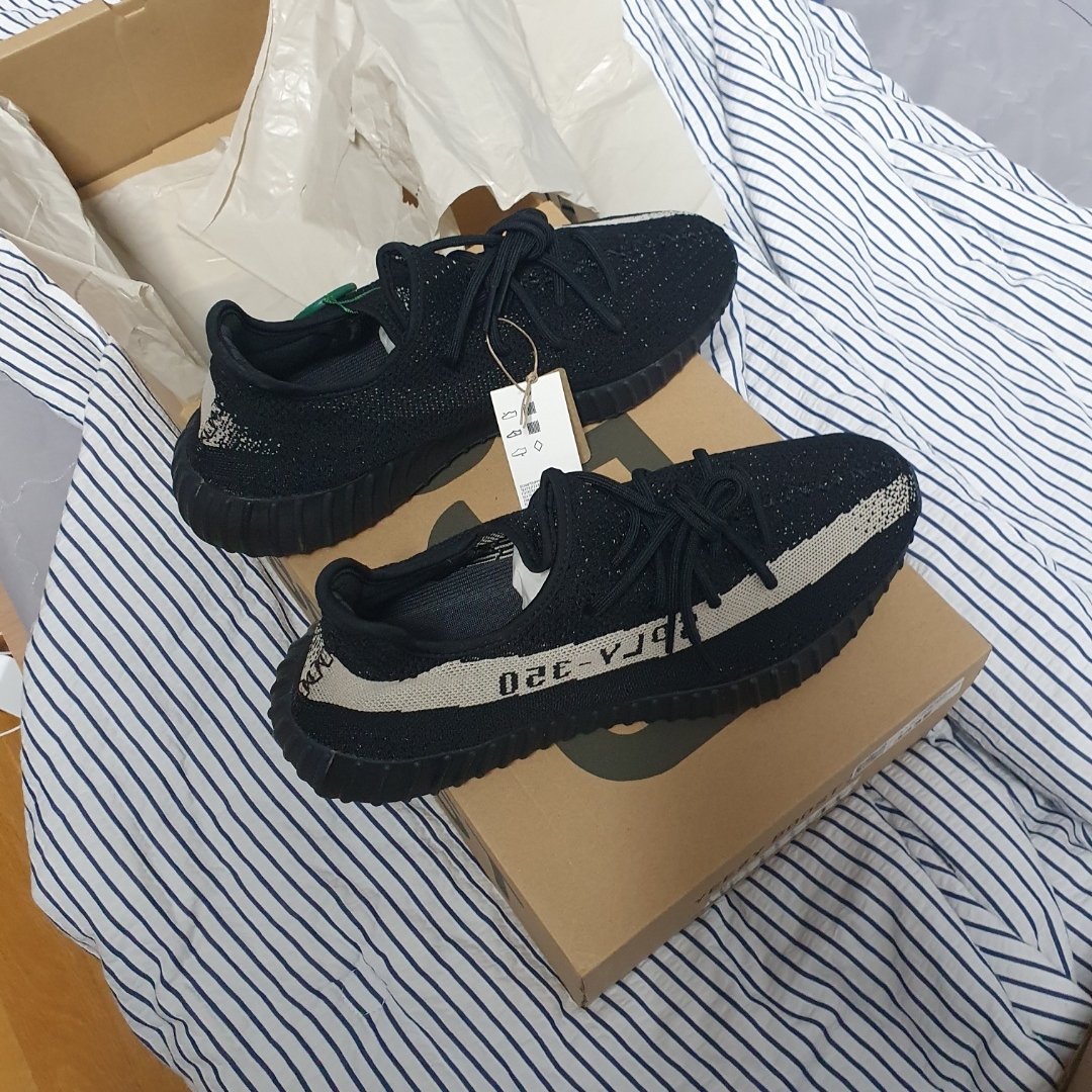 Adidas Yeezy Boost 350 V2 Core Black White 2022 착용 스타일
