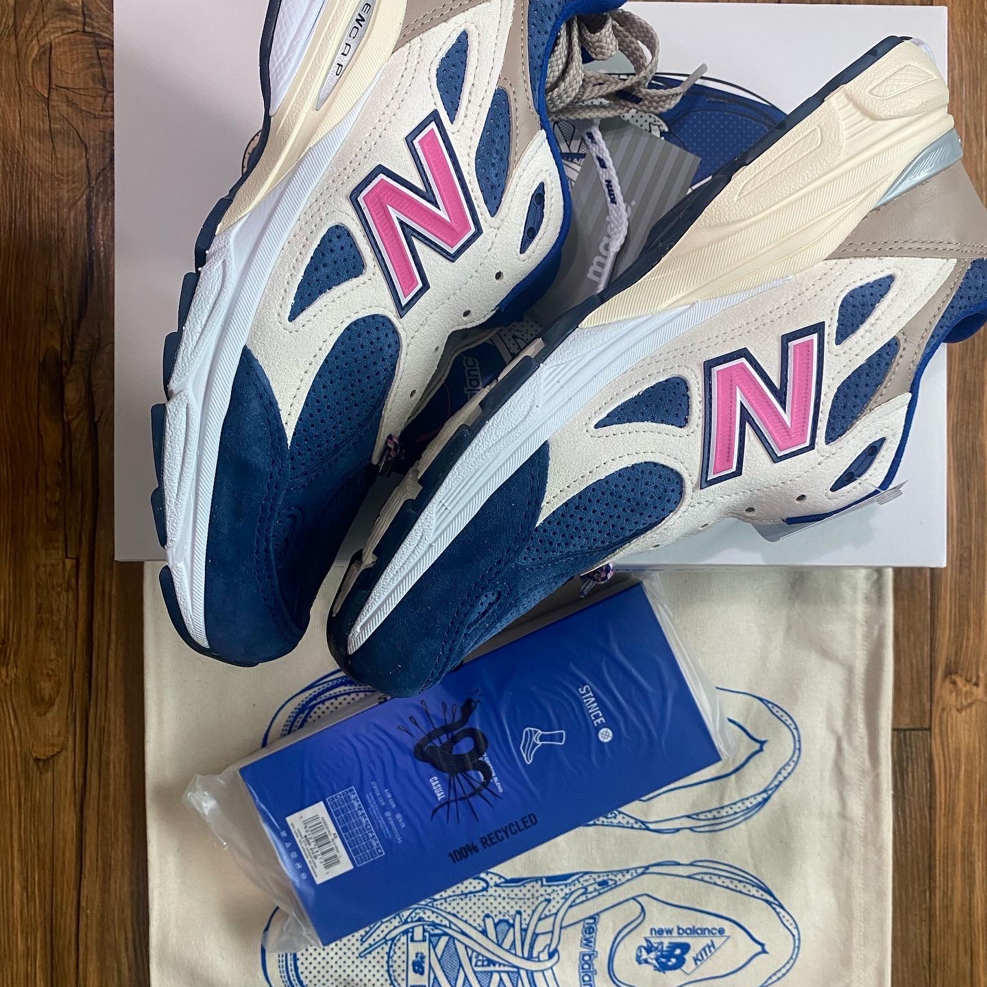 New Balance x Kith 990v3 Made in USA Daytona 착용 스타일 - 3