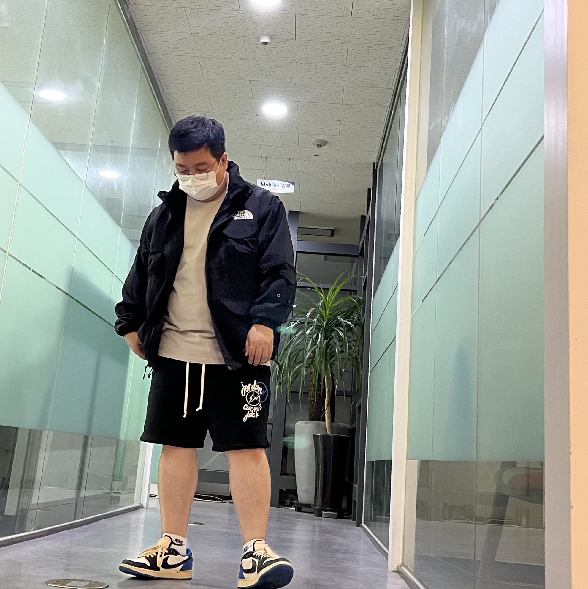Supreme x The North Face Trekking Convertible Jacket Black - 22SS, Jordan 1 x Travis Scott x Fragment Retro Low OG SP Military Blue 착용 스타일 - 2