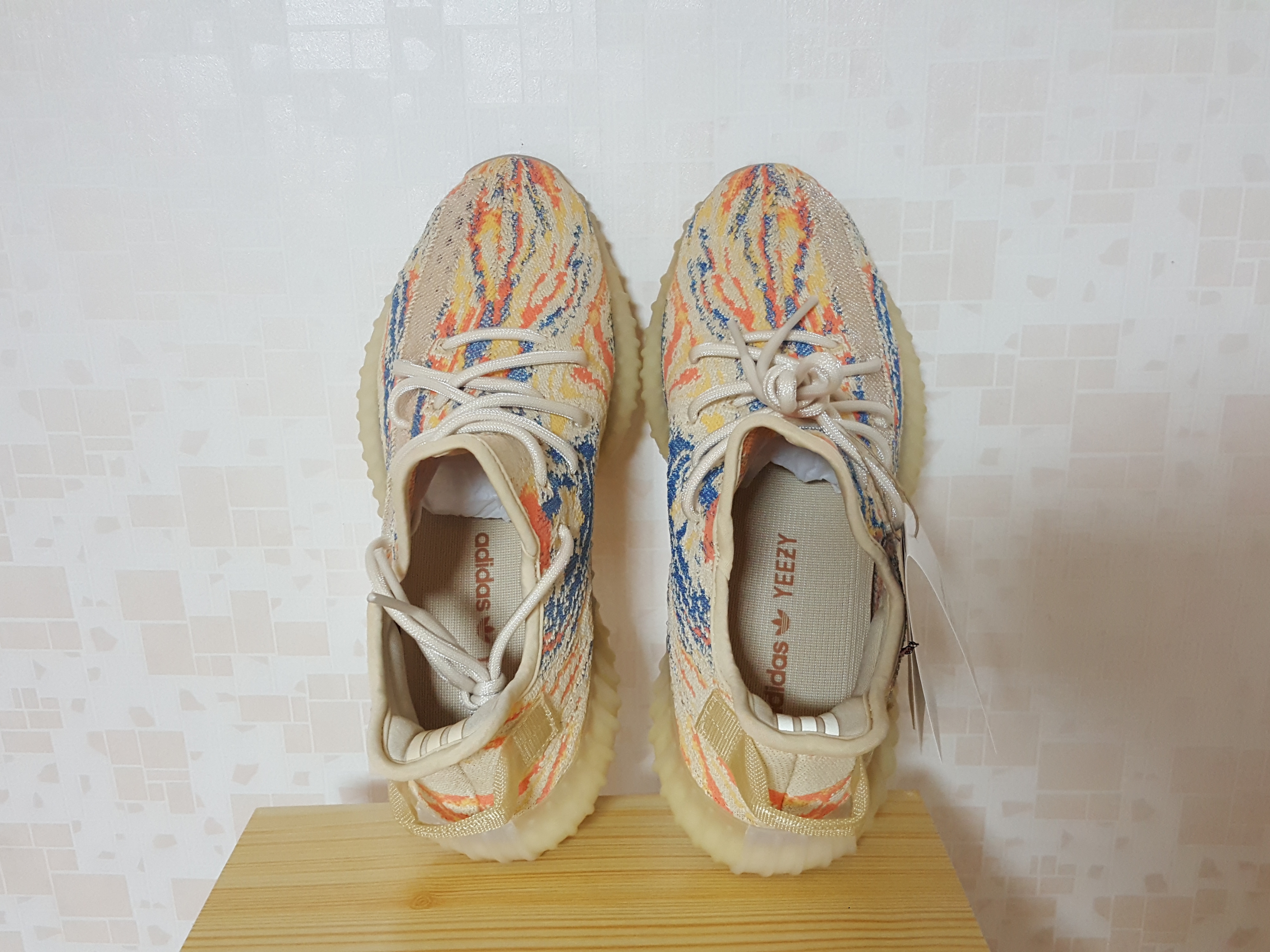 Adidas Yeezy Boost 350 V2 MX Oat 착용 스타일 - 1
