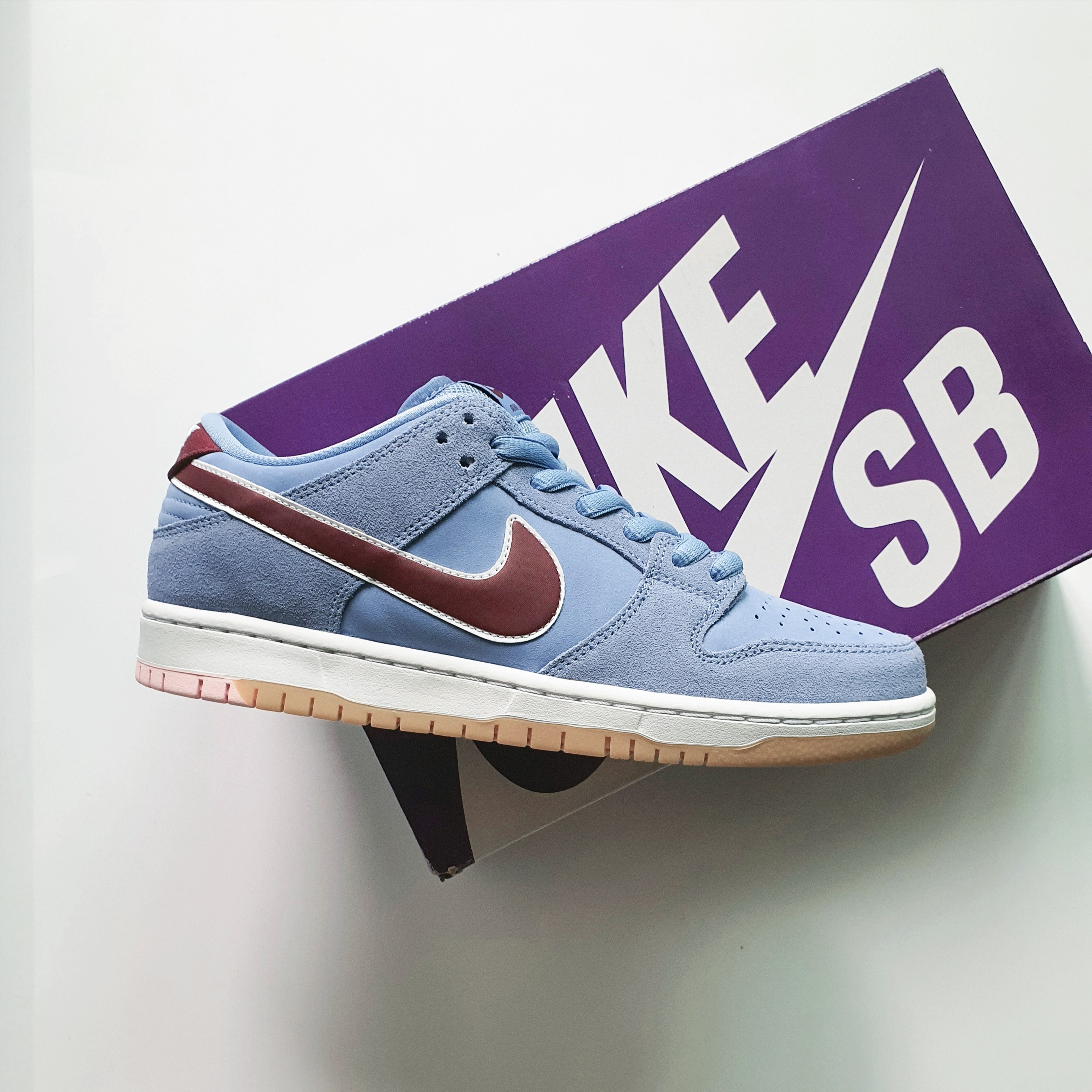 Nike SB Dunk Low Premium Valor Blue and Team Maroon 착용 스타일
