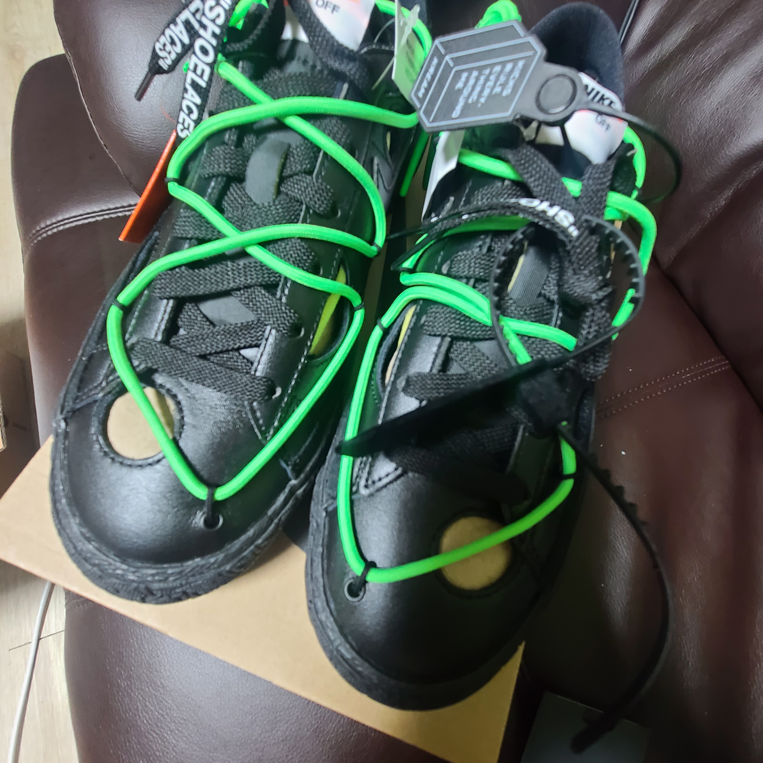 Adidas Yeezy Boost 700 MNVN Geode, Nike x Off-White Blazer Low '77 Black and Electro Green 착용 스타일 - 5