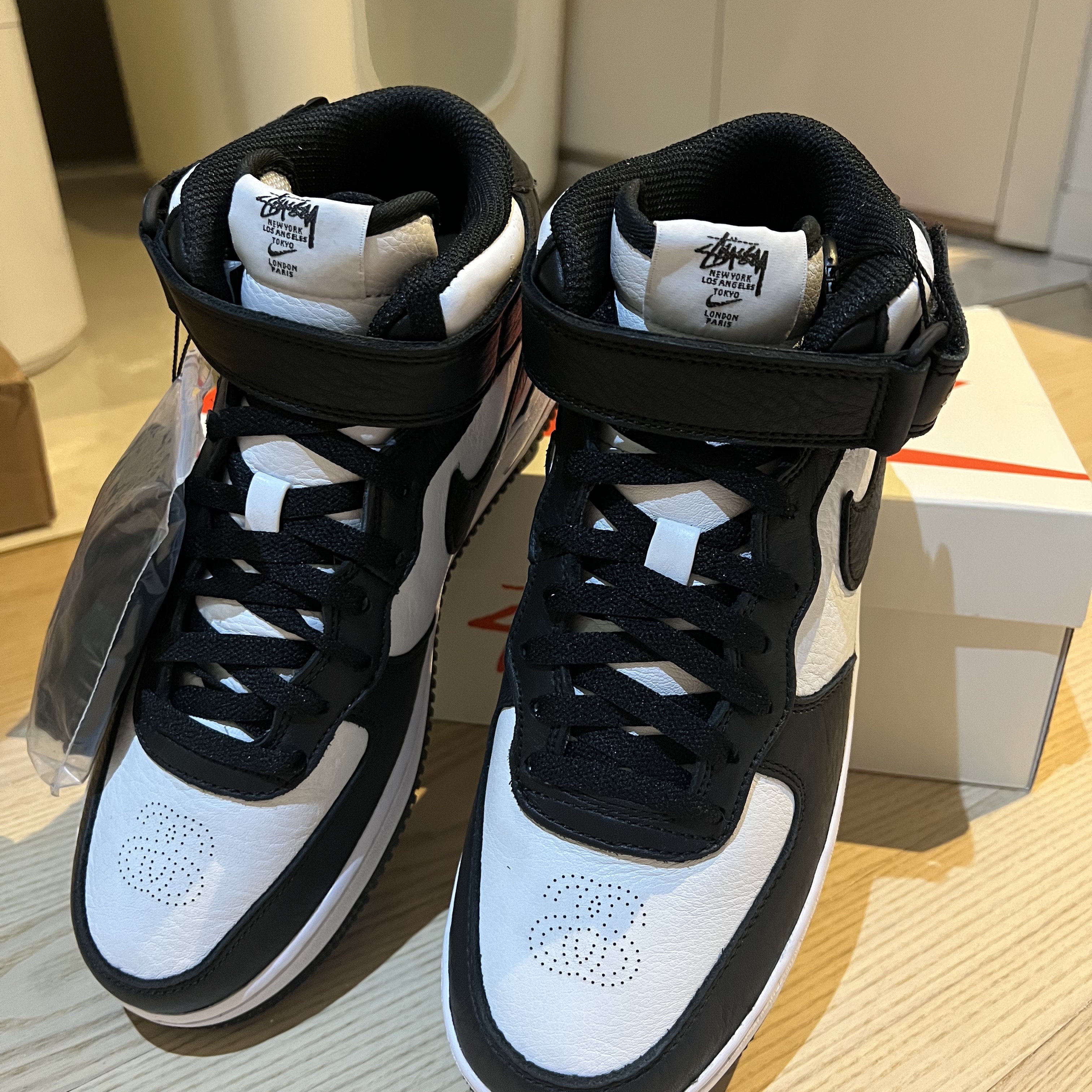 Nike x Stussy Air Force 1 '07 Mid SP Black and Light Bone 착용 스타일 - 2