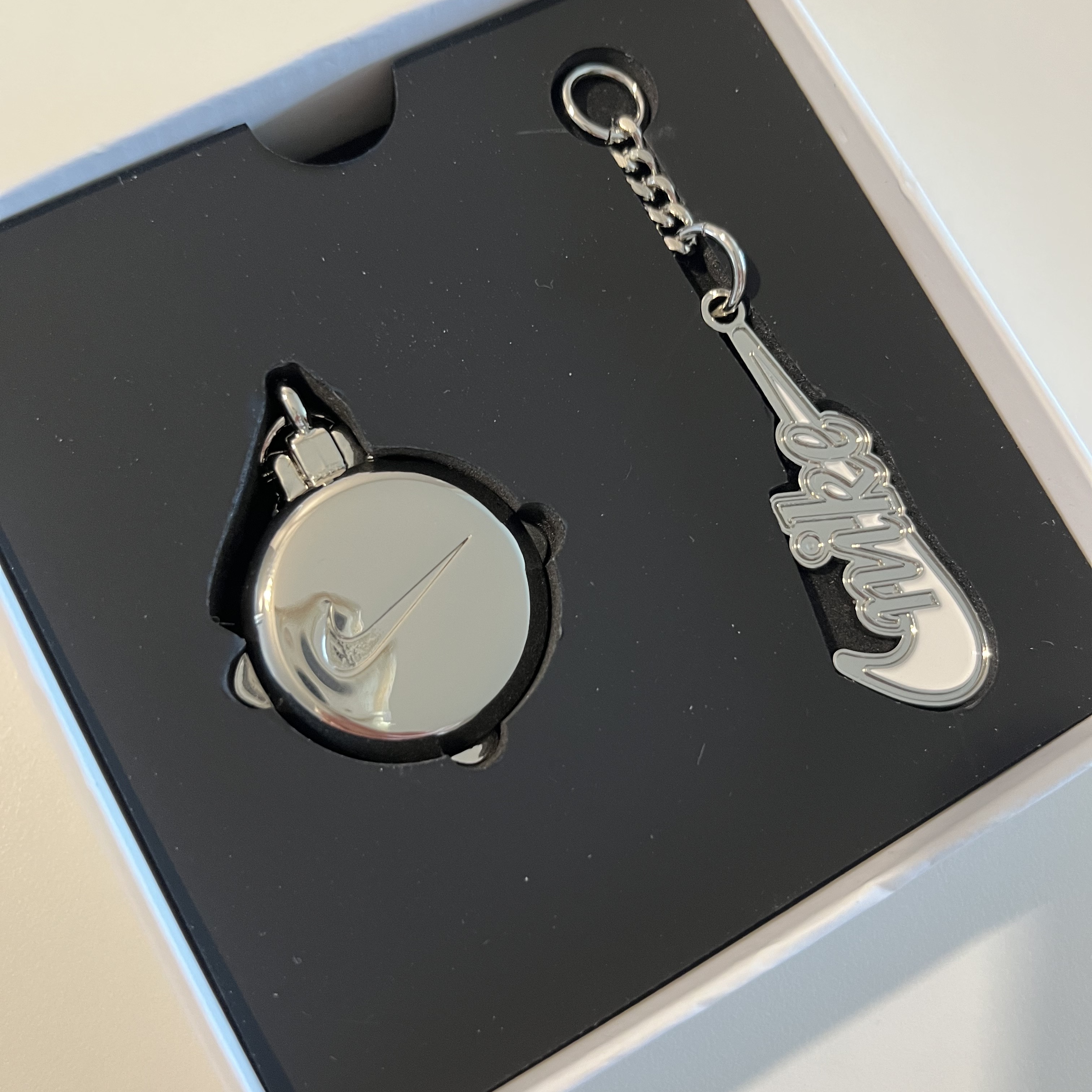 Nike 50th Anniversary Special Keyring Set 착용 스타일 - 2
