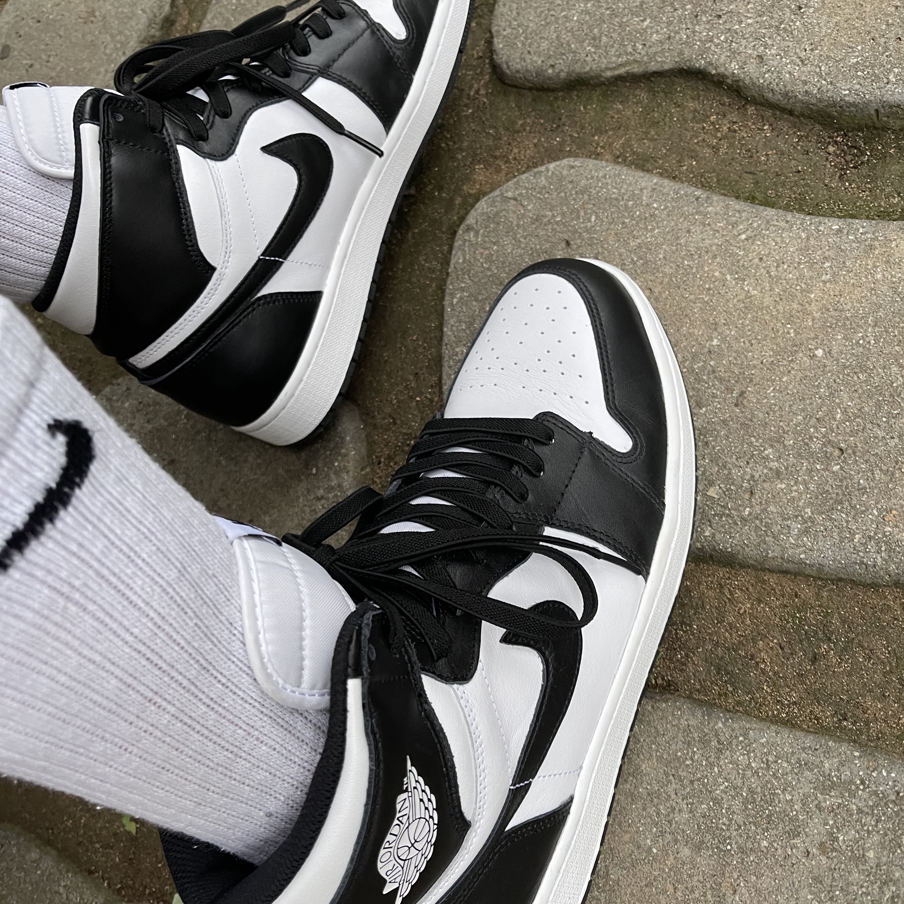 Jordan 1 Retro High OG Black White 2014 착용 스타일 - 3
