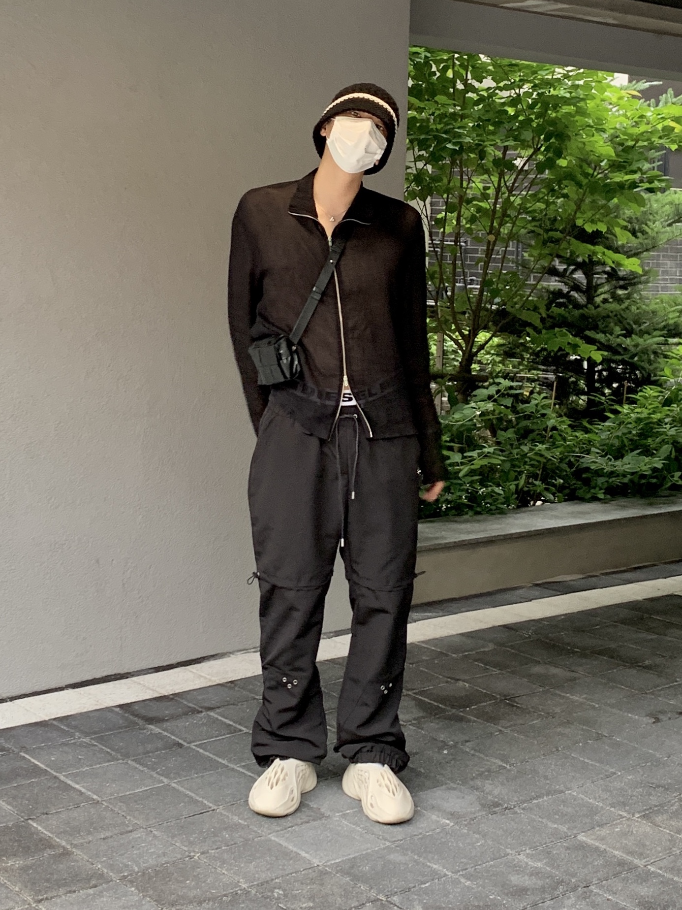 Our Legacy Shrunken Full zip Polo Rayon Plait Black, Bottega Veneta Mini Calfskin Leather Belt Cassette Black 착용 스타일