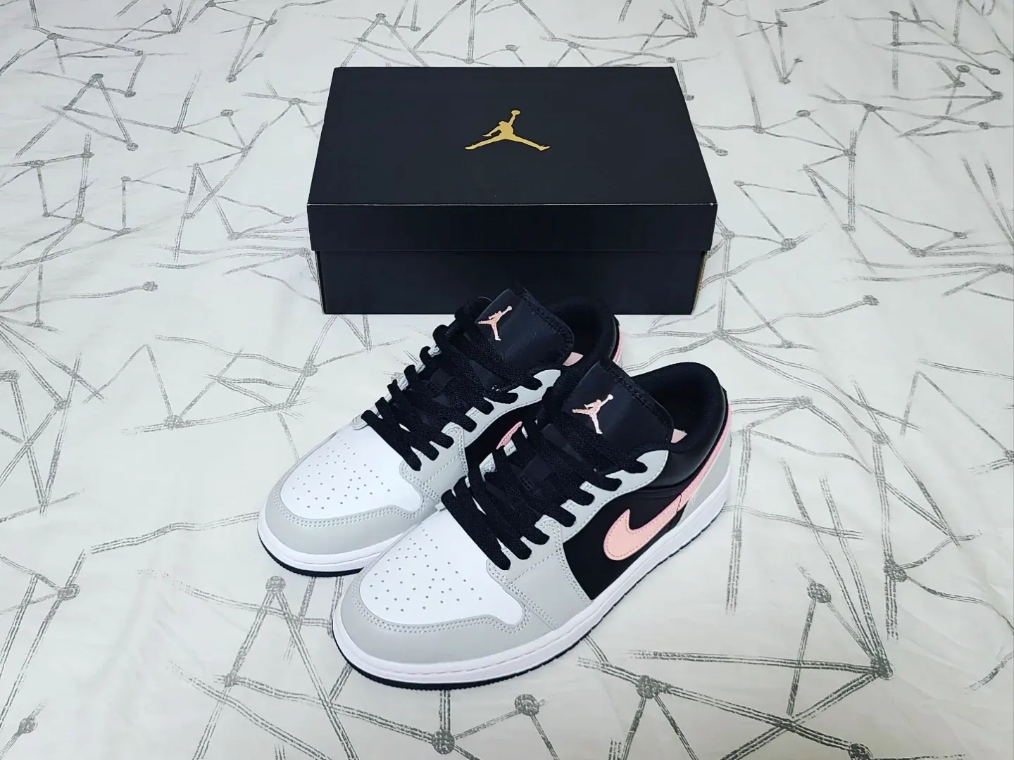 Jordan 1 Low Grey Fog Black Bleached Coral 착용 스타일 - 1