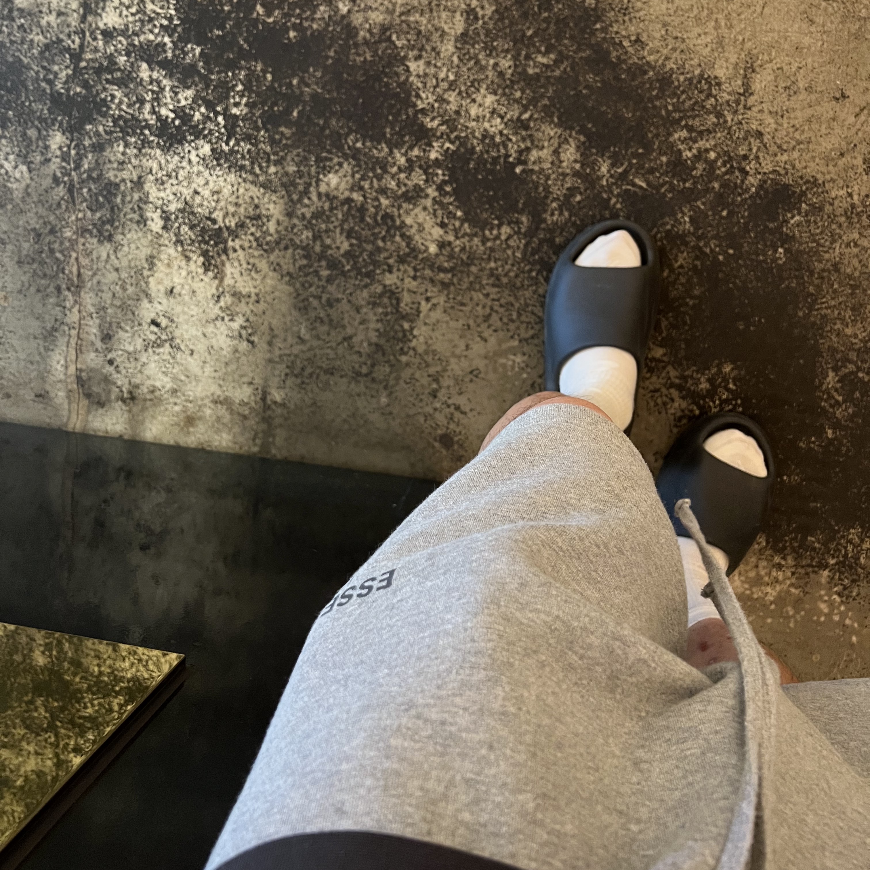 Essentials The Core Collection Sweatshorts Heather Oatmeal, Adidas Yeezy Slide Onyx 착용 스타일