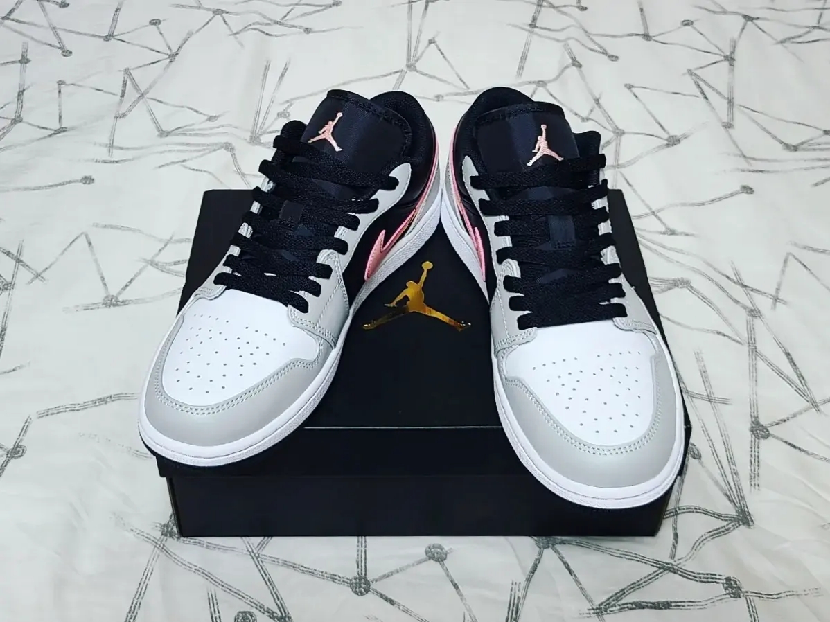 Jordan 1 Low Grey Fog Black Bleached Coral 착용 스타일 - 3