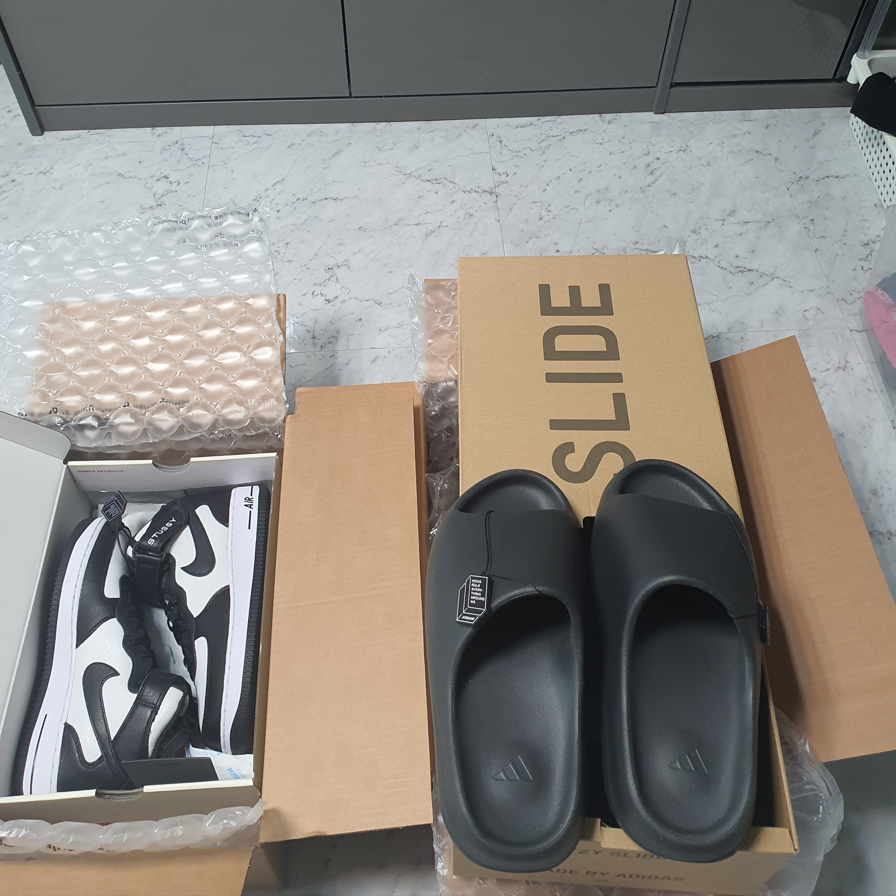 Nike x Stussy Air Force 1 '07 Mid SP Black and Light Bone, Adidas Yeezy Slide Onyx 착용 스타일 - 2