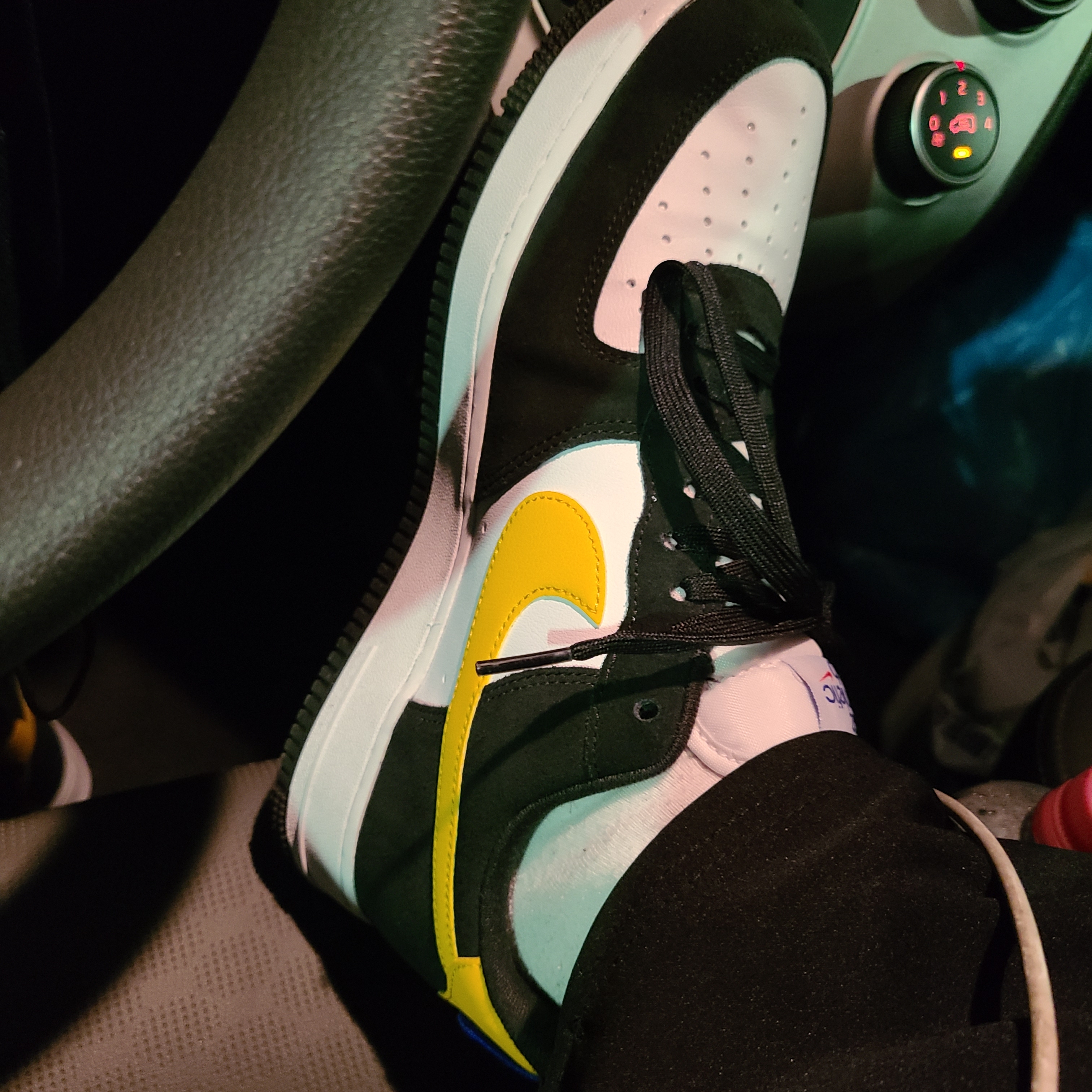 Nike Air Force 1 '07 LV8 Athletic Club Black Dark Sulfur 착용 스타일